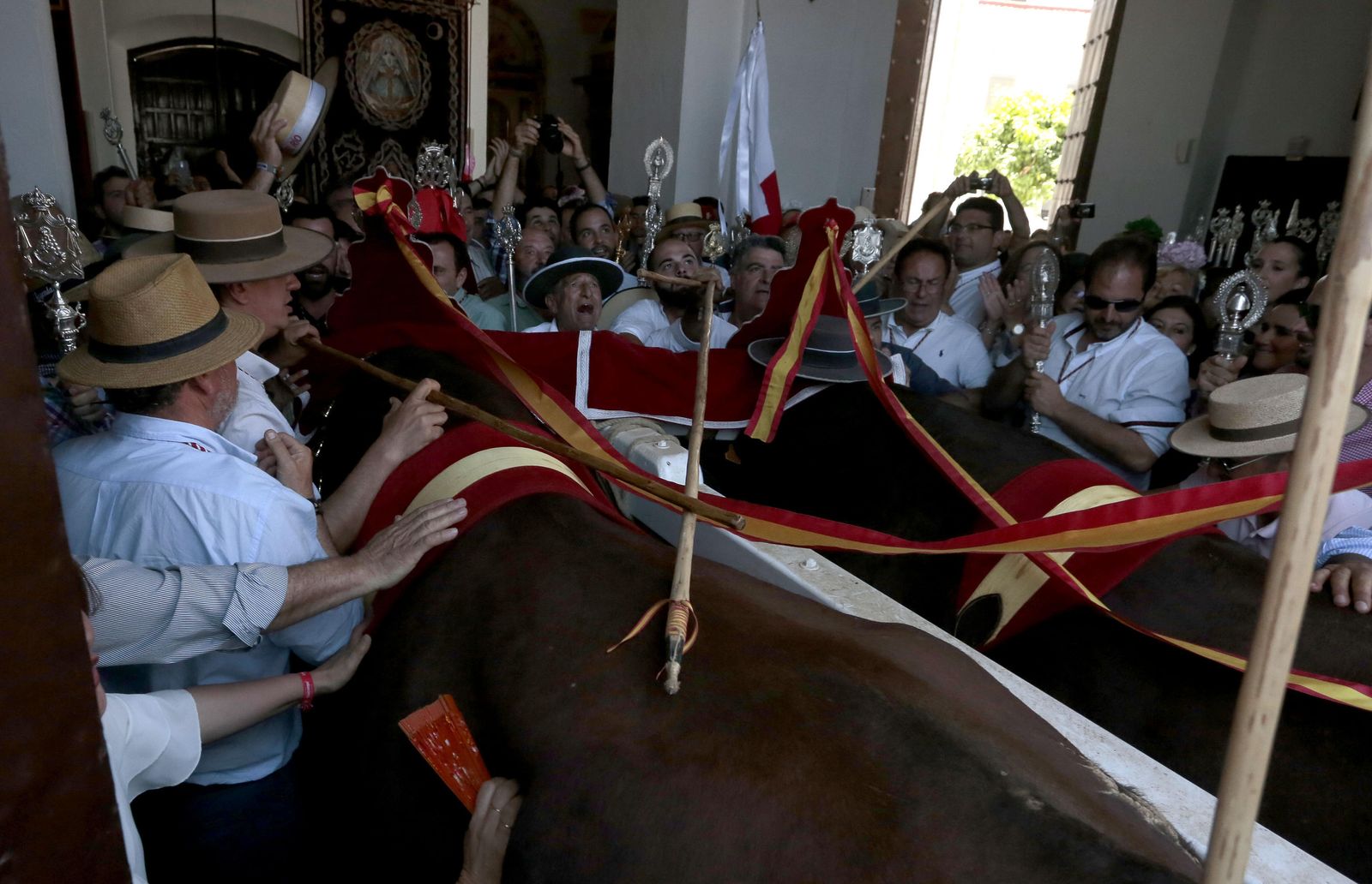 Paso de las hermandades por Villamanrique