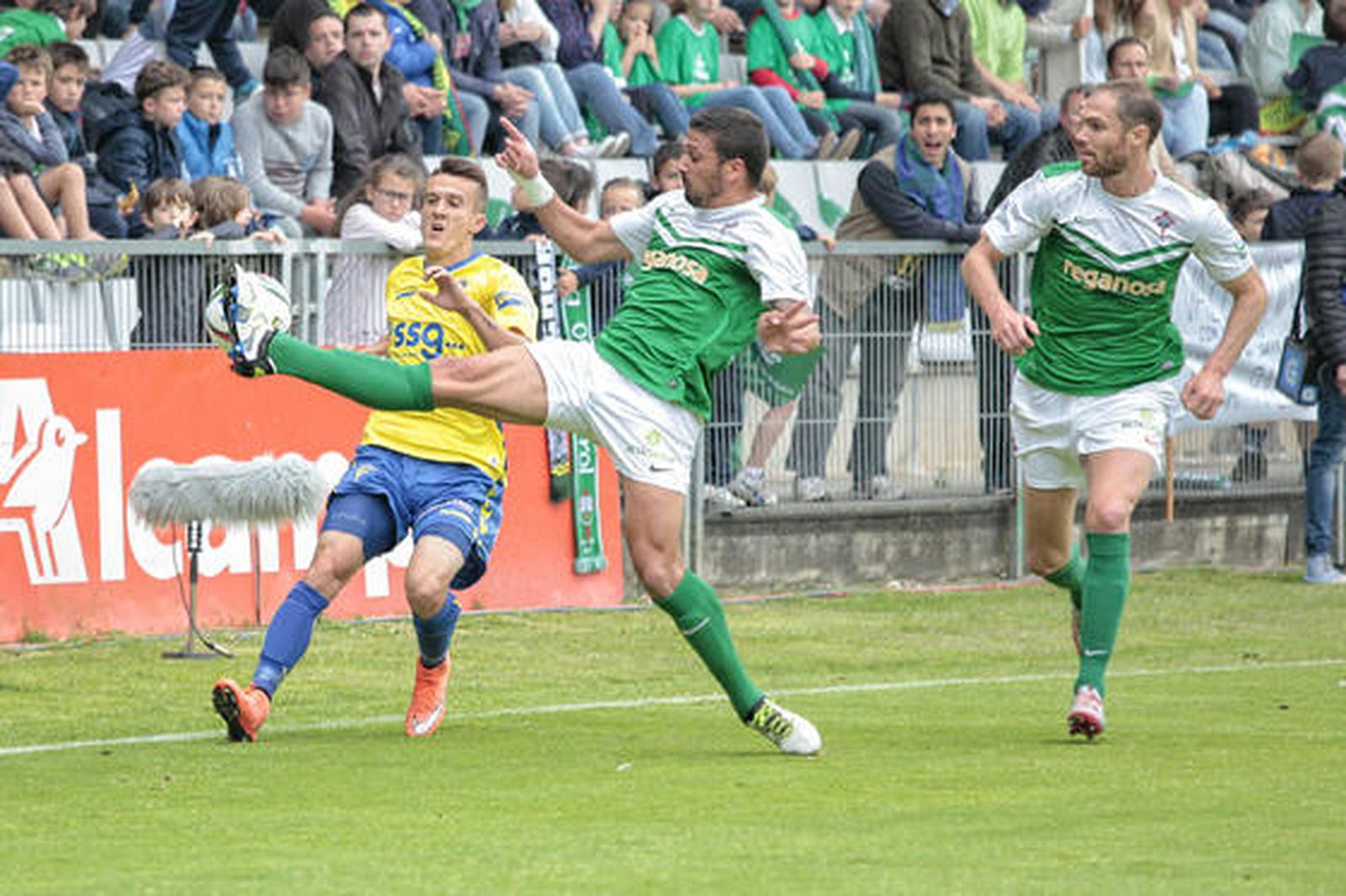 Héber corta un avance de Salvi.

Foto: LOF