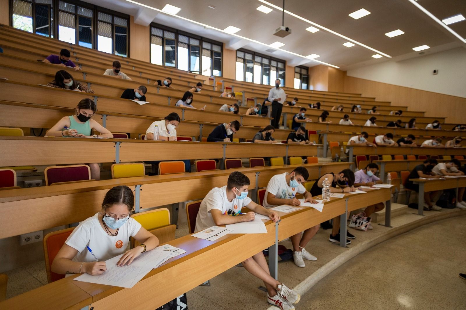Un momento de la  prueba extraordinaria de acceso a la Universidad, esta mañana, en la Facultad de Medicina de Cádiz..