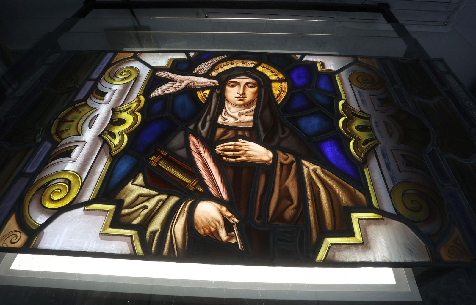 Una de las vidrieras que se restaura en el taller.