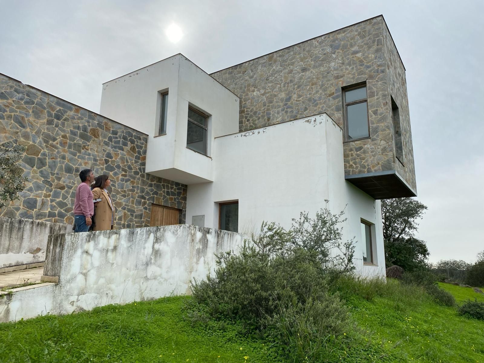Carmen Céspedes y Ángel Luis Romero en el Centro de Interpretación de Berrocal.