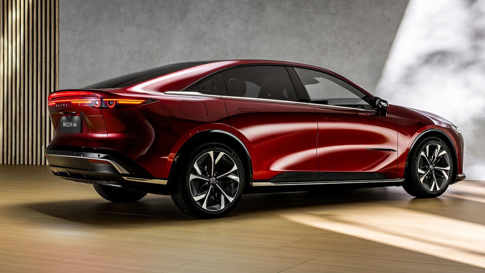 Mazda pondrá a la venta su cuarto Mazda6 con dos versiones distintas del sistema de propulsión eléctrico entre las que la mayor diferencia está en las baterías.