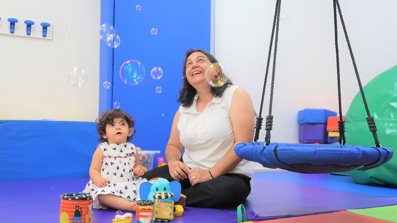 Durante la terapia el papel de la familia es fundamente. En la imagen, Eva junto a su madre durante la sesión.