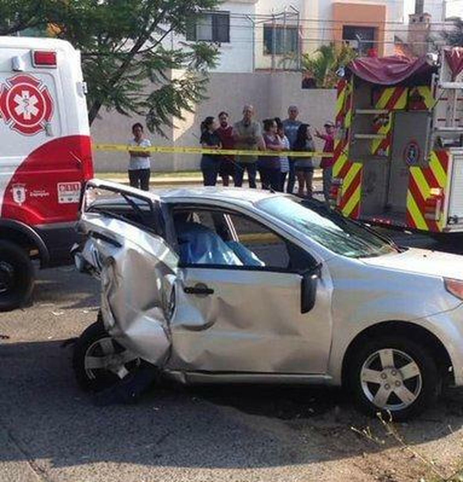 Estado en el que quedó el coche en el que viajaba la pareja de recién casados fallecida.