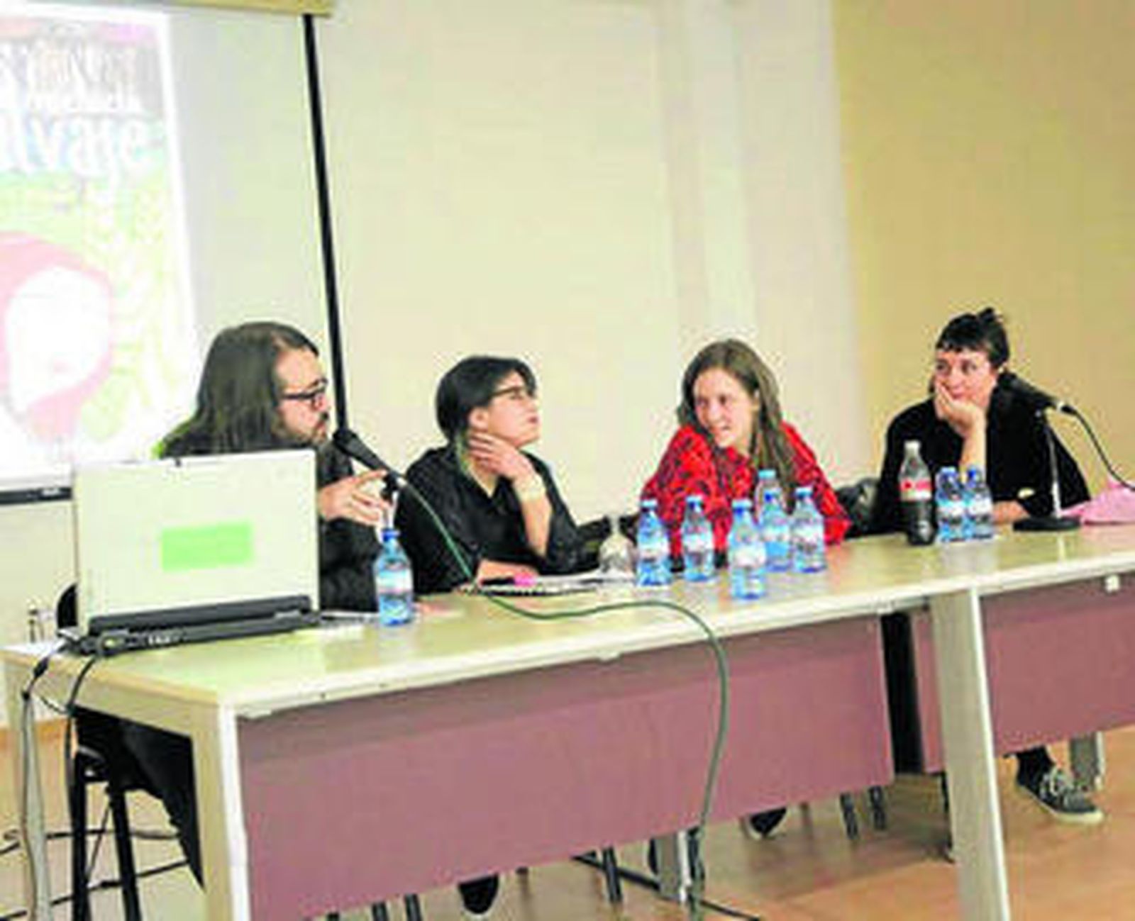 Las ponentes, junto a Borja Crespo, durante el encuentro.