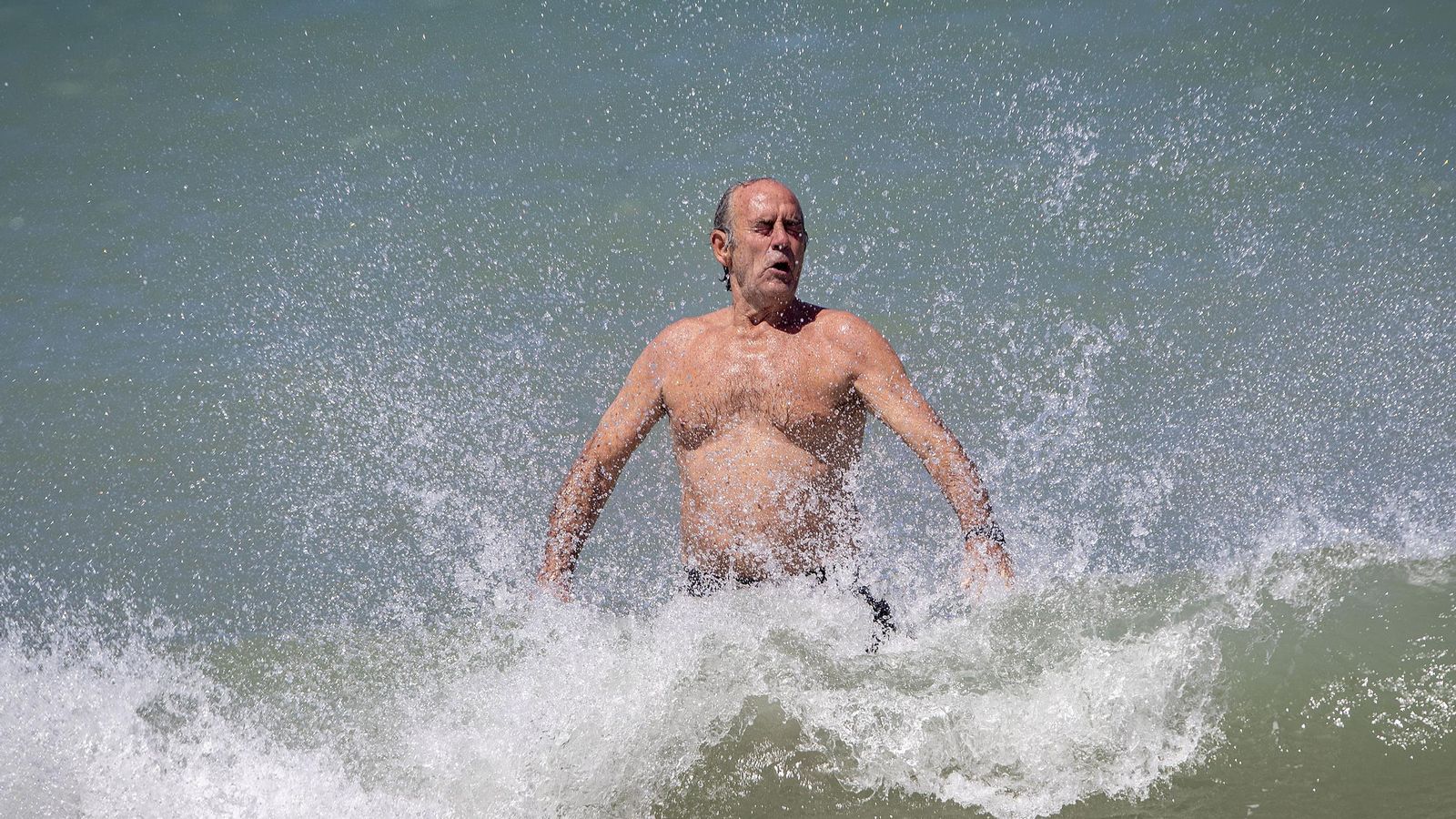 Olas en la playa Camposoto (San Fernando)