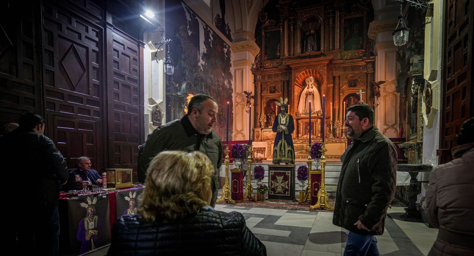 Imágenes del primer viernes de marzo de tradicionales besapiés y besamanos