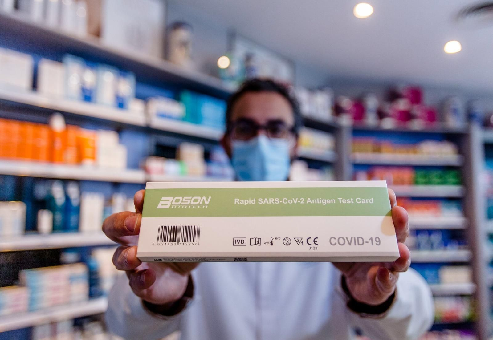 Venta de test de antígenos en una farmacia de Cádiz