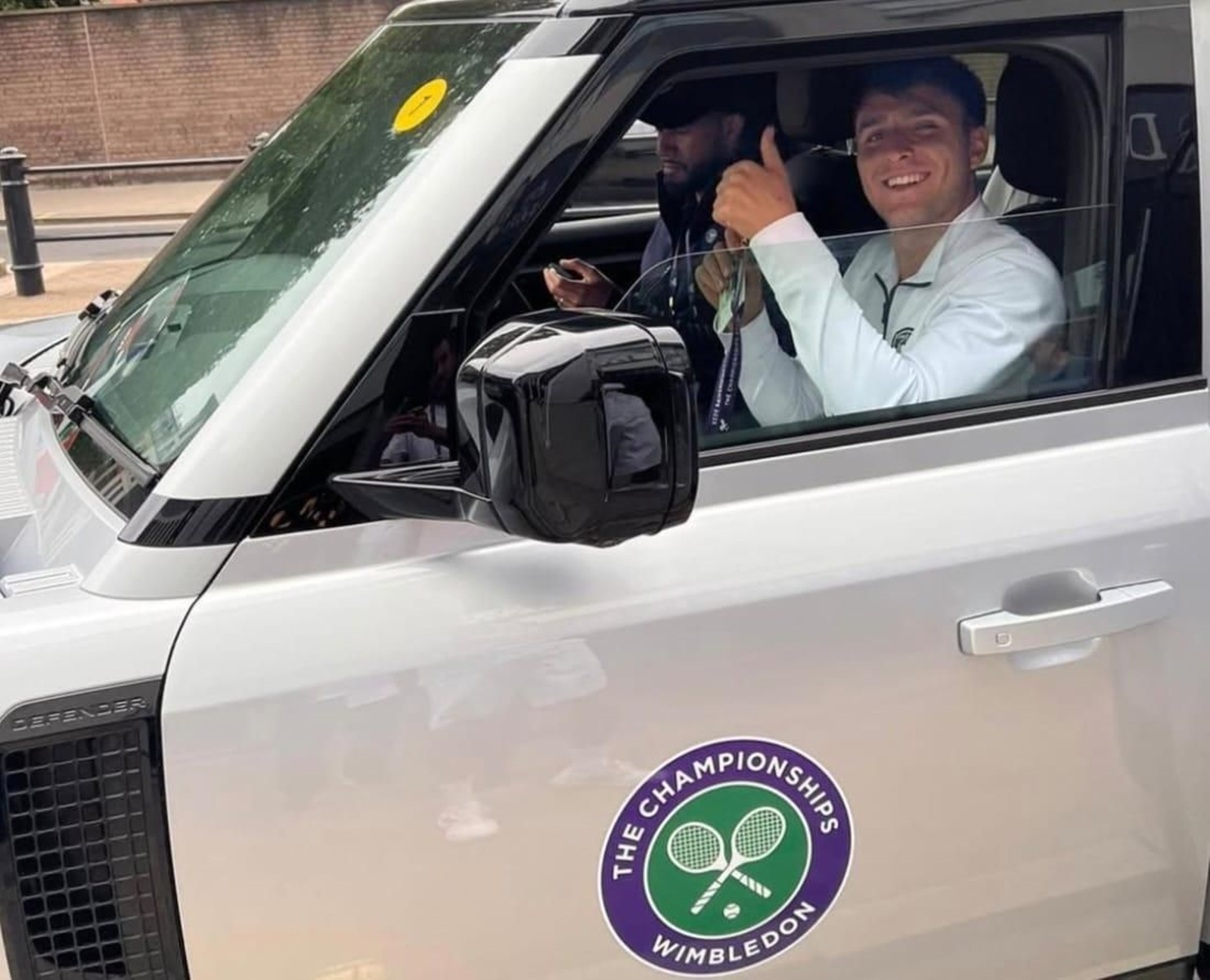 Pablo Llamas, en un coche de la organización.
