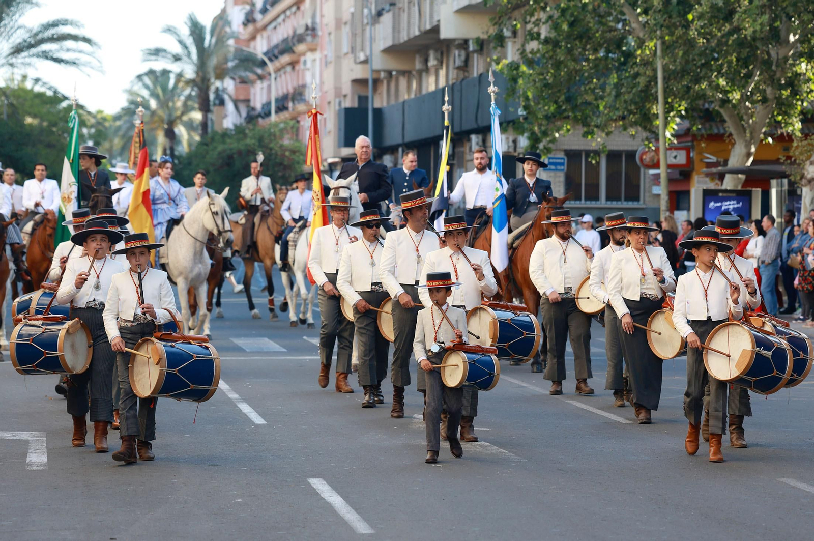 Las mejores imágenes de los peregrinos en la salida de Emigrantes
