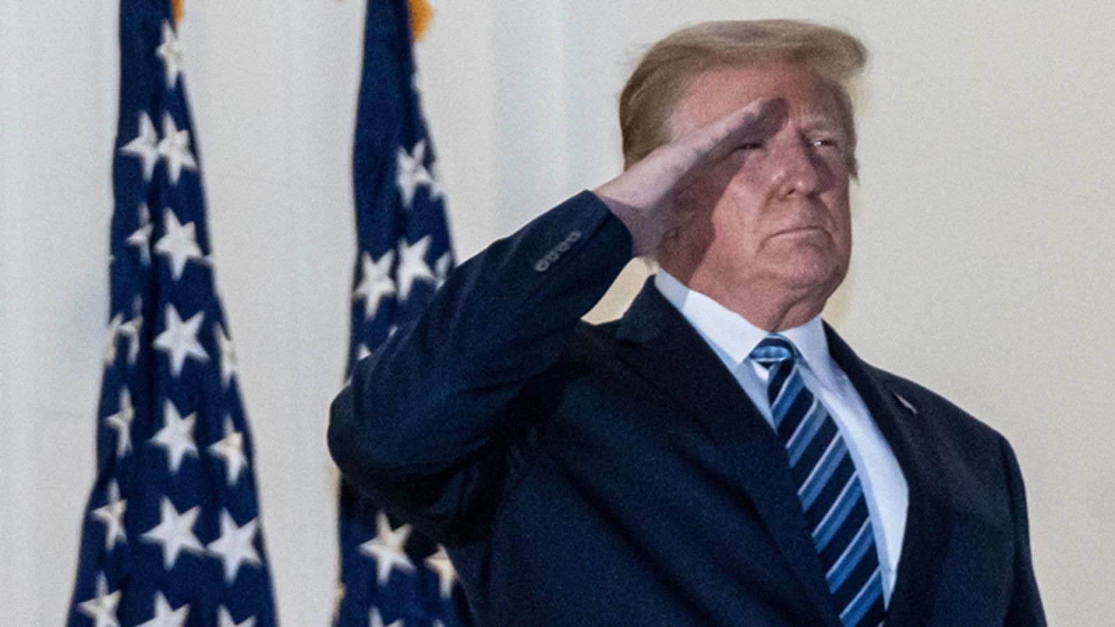 Trump realiza un saludo militar a su llegada a la Casa Blanca.