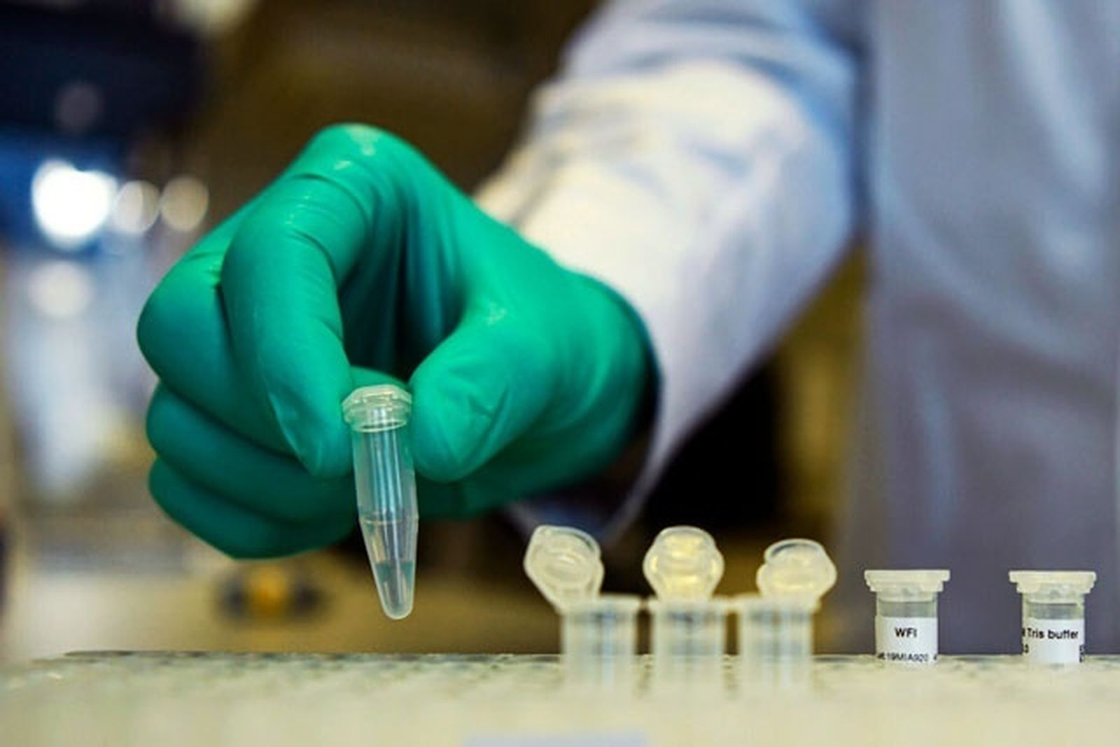 Un investigador en un laboratorio.