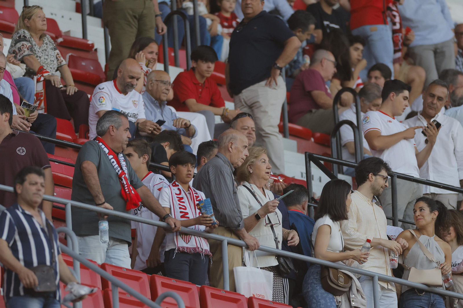 Búscate en las fotos del Sevilla-Girona