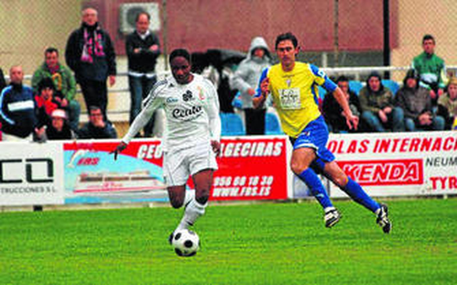 Elvis Onyema -izquierda-, en un partido con el Ceuta frente al Cádiz.