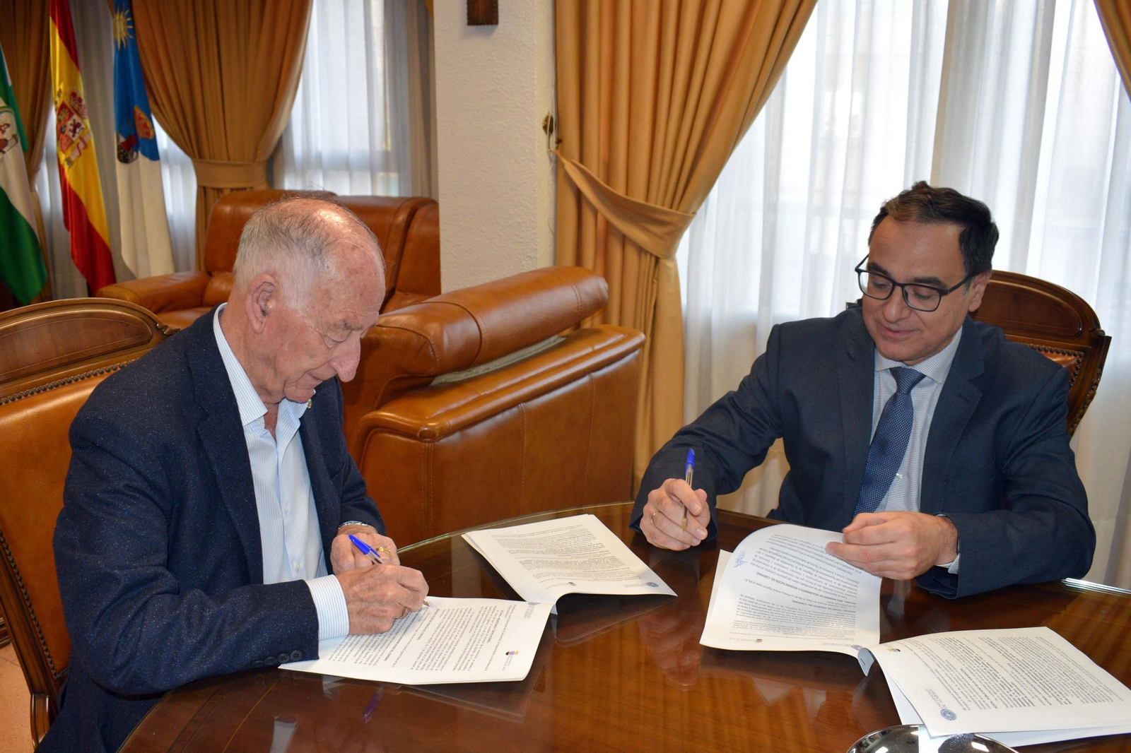Firma del convenio entre el alcalde de Roquetas y el rector de la Universidad de Almería.