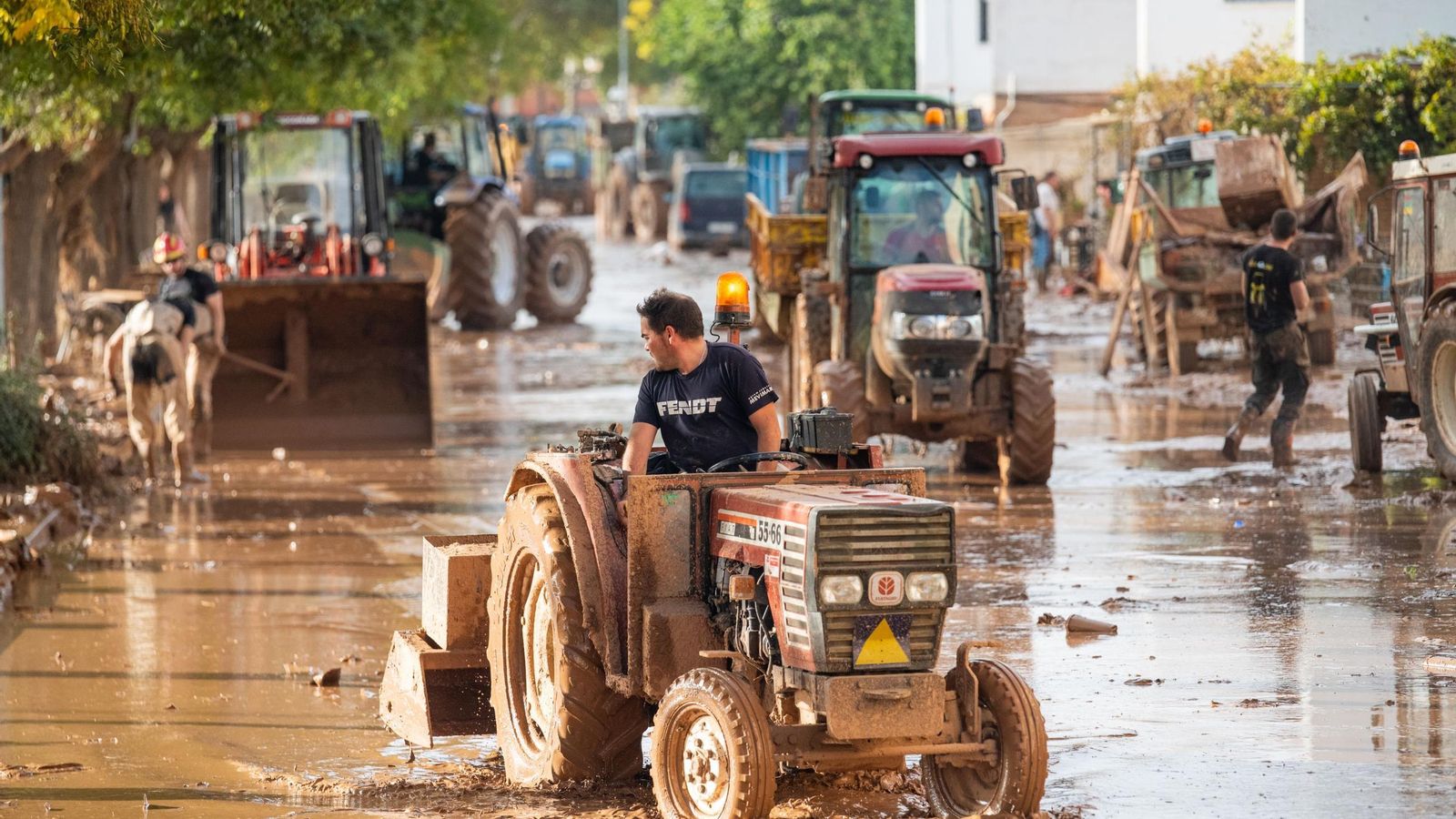 Varias personas colaboran en las labores de limpieza, en Utiel, Valencia.