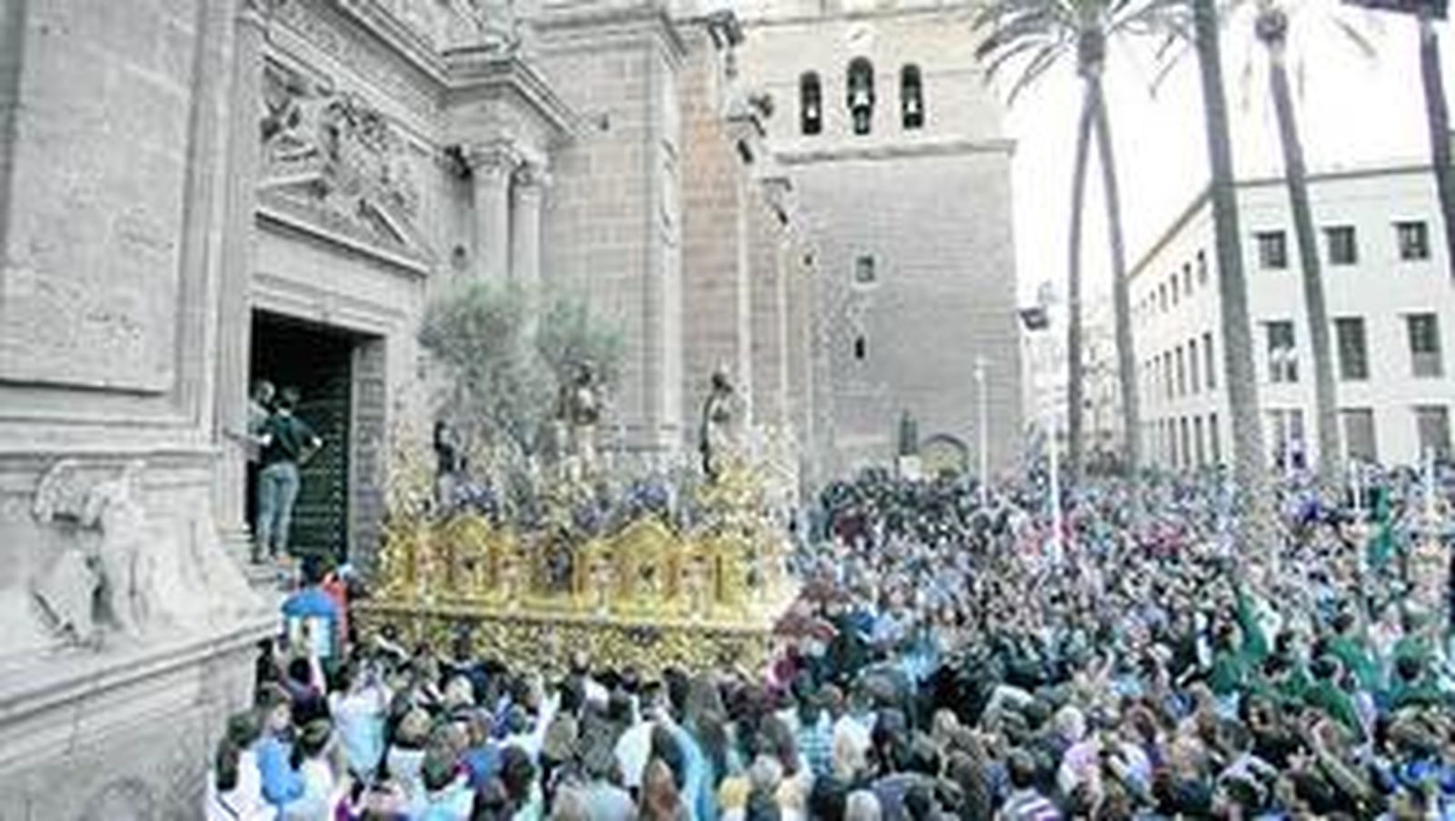 El Paso de misterio de Los Estudiamtes hace su salida de la catedral.