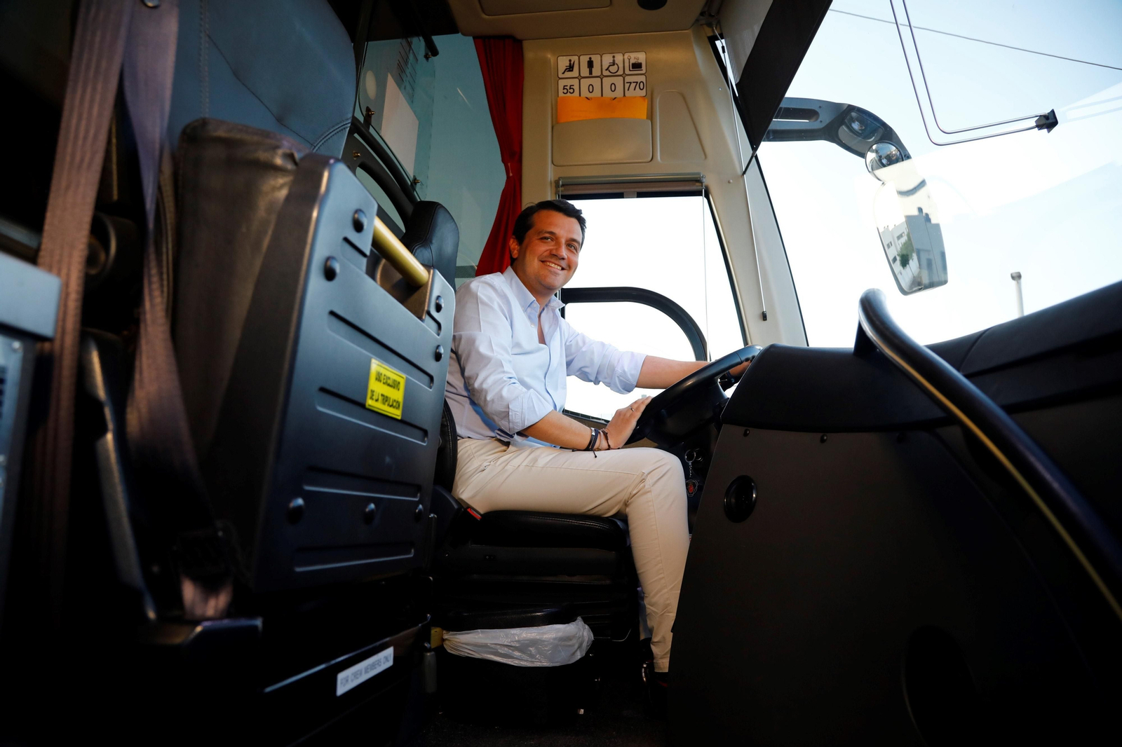 José María Bellido, en el autobús de campaña del PP. José María Bellido, en el autobús de campaña del PP.