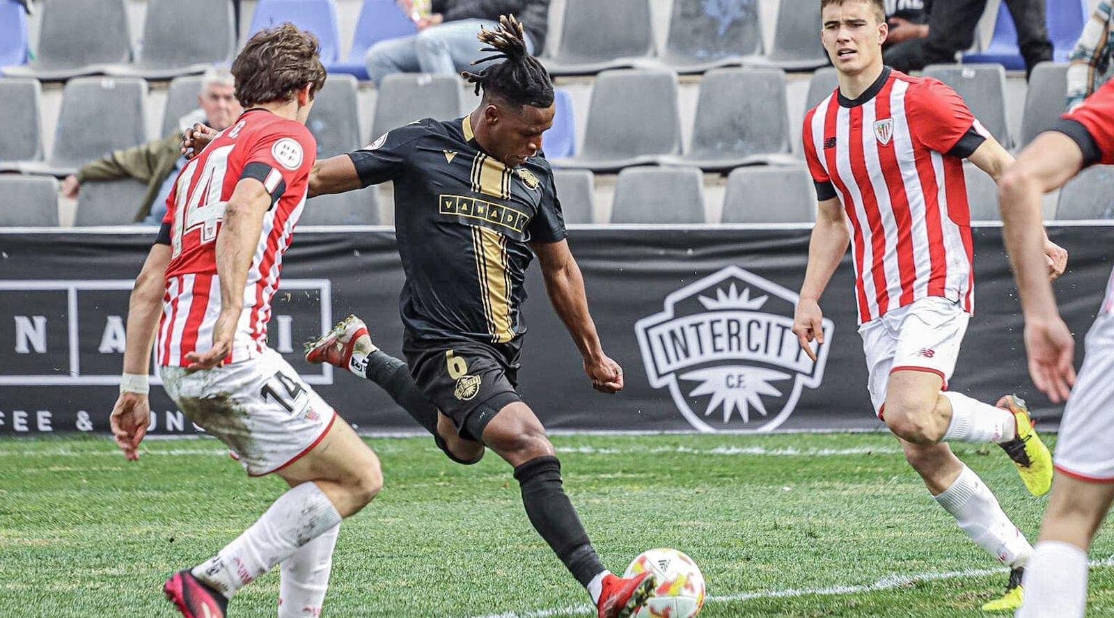 Cedric Teguia, durante el partido del Intercity ante el Athletic Club B.