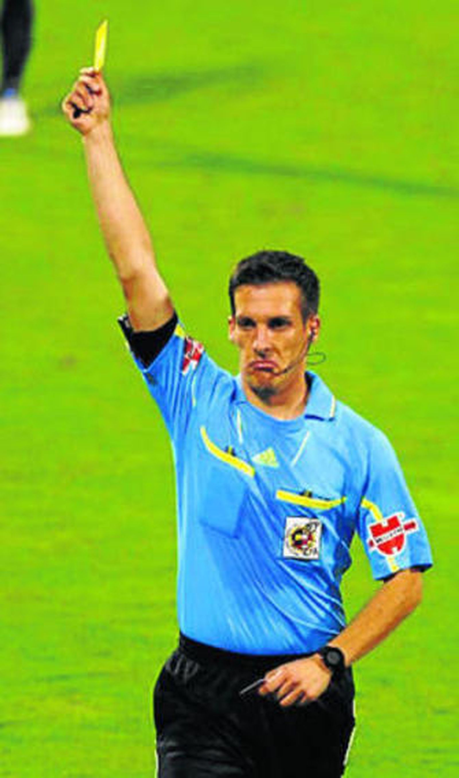 Javier Estrada Fernández muestra una tarjeta.