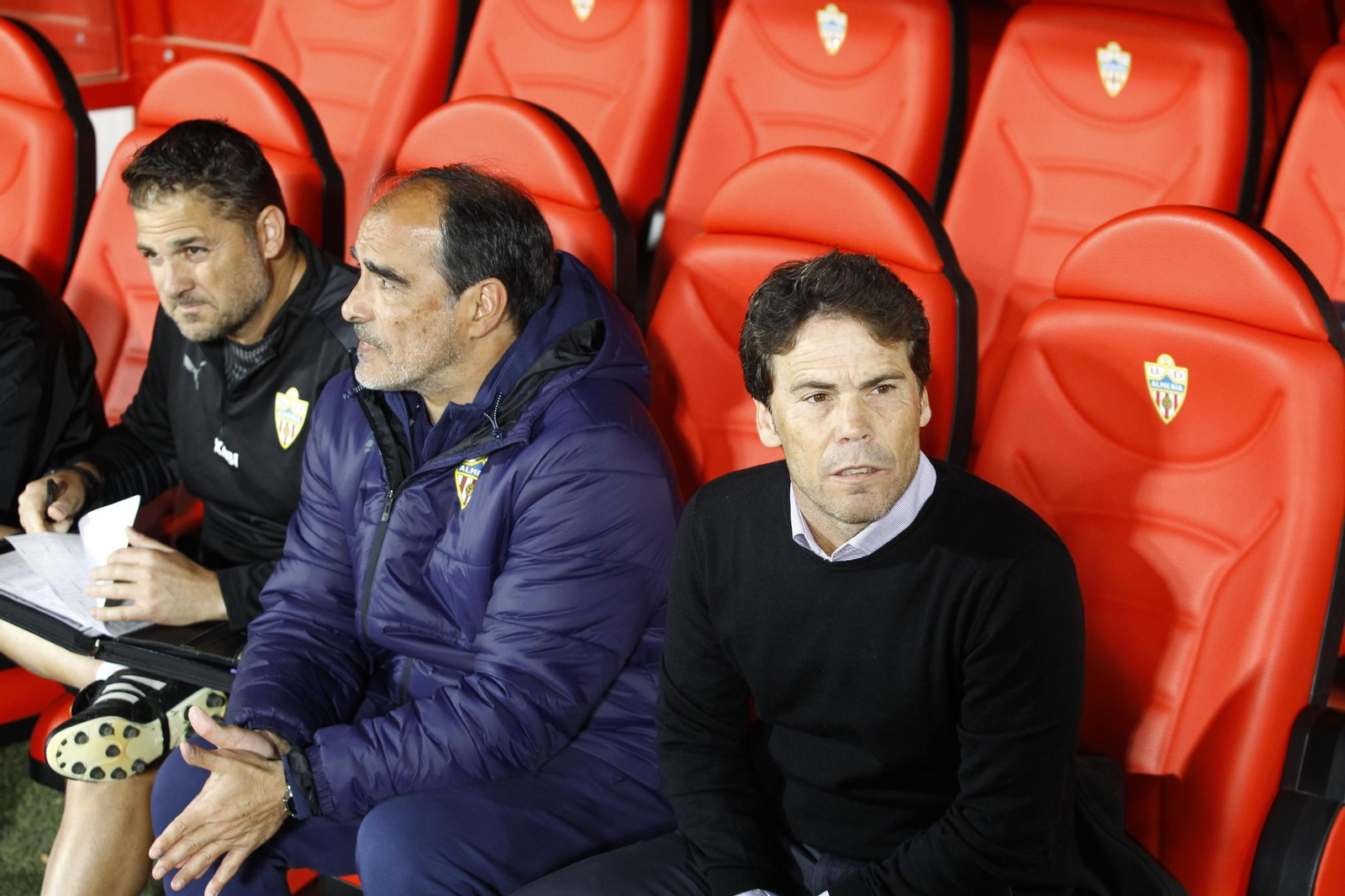 Rubi, en el banquillo junto a su segundo, Jaume Torras