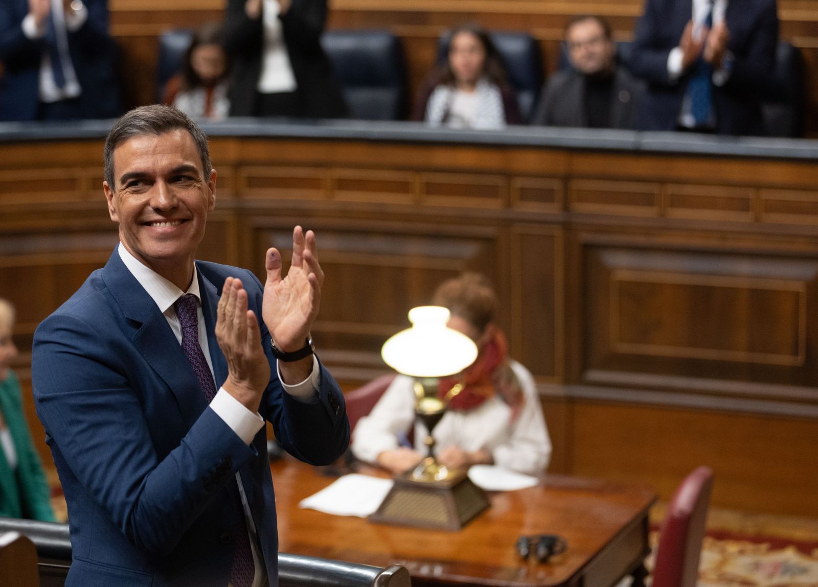 Pedro  Sánchez  aplaude tras la votación, durante la segunda sesión del debate de investidura.