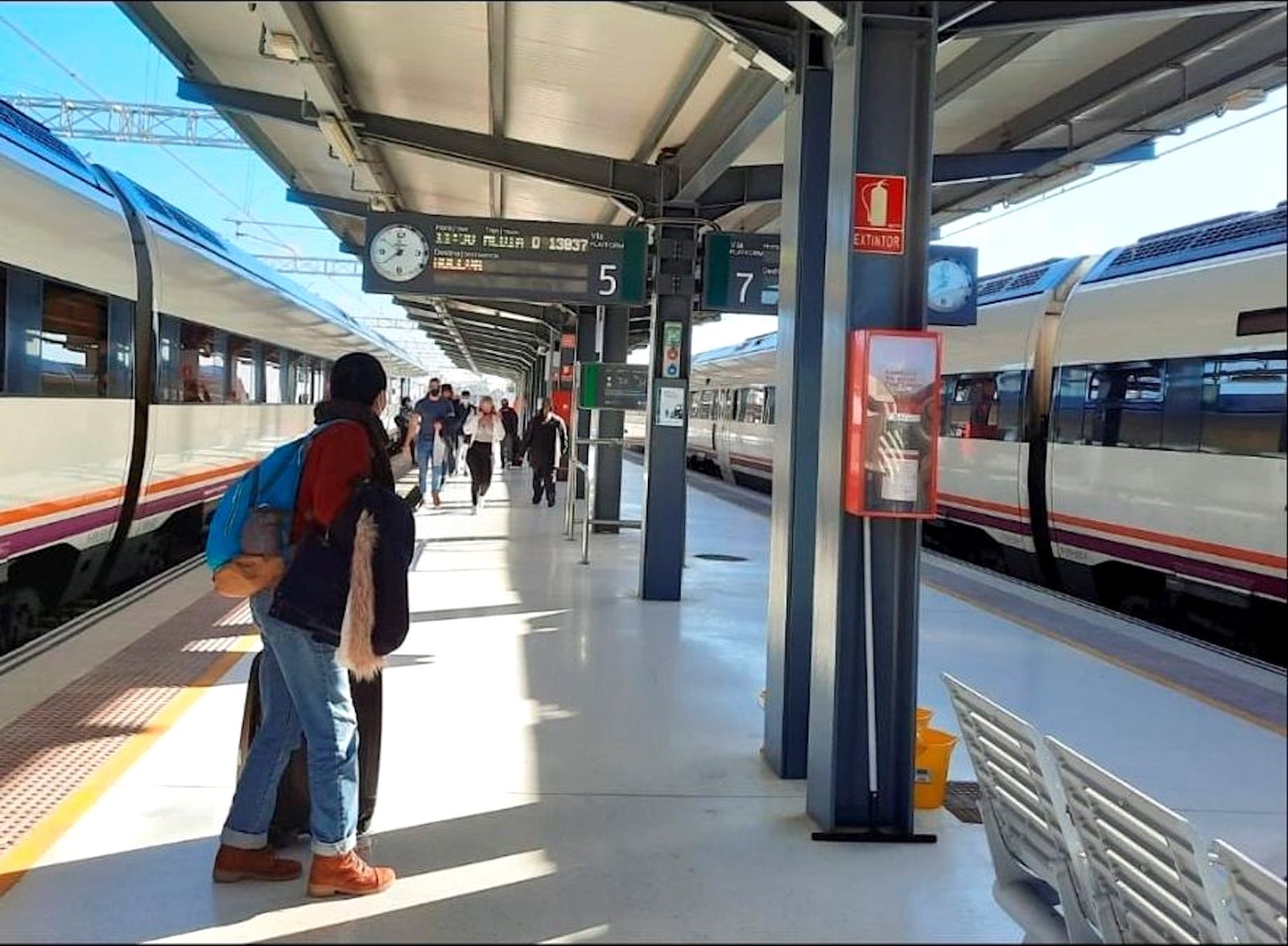 Los viajeros onubenses deben adaptarse a un sistema provisional que ha cambiado por completo la forma de desplazarse a la capital