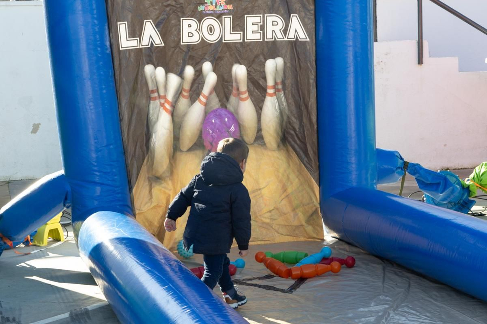 Chocolatada solidaria, caravana de coches, campanadas infantiles y juegos para los más pequeños en Monte Lope Álvarez