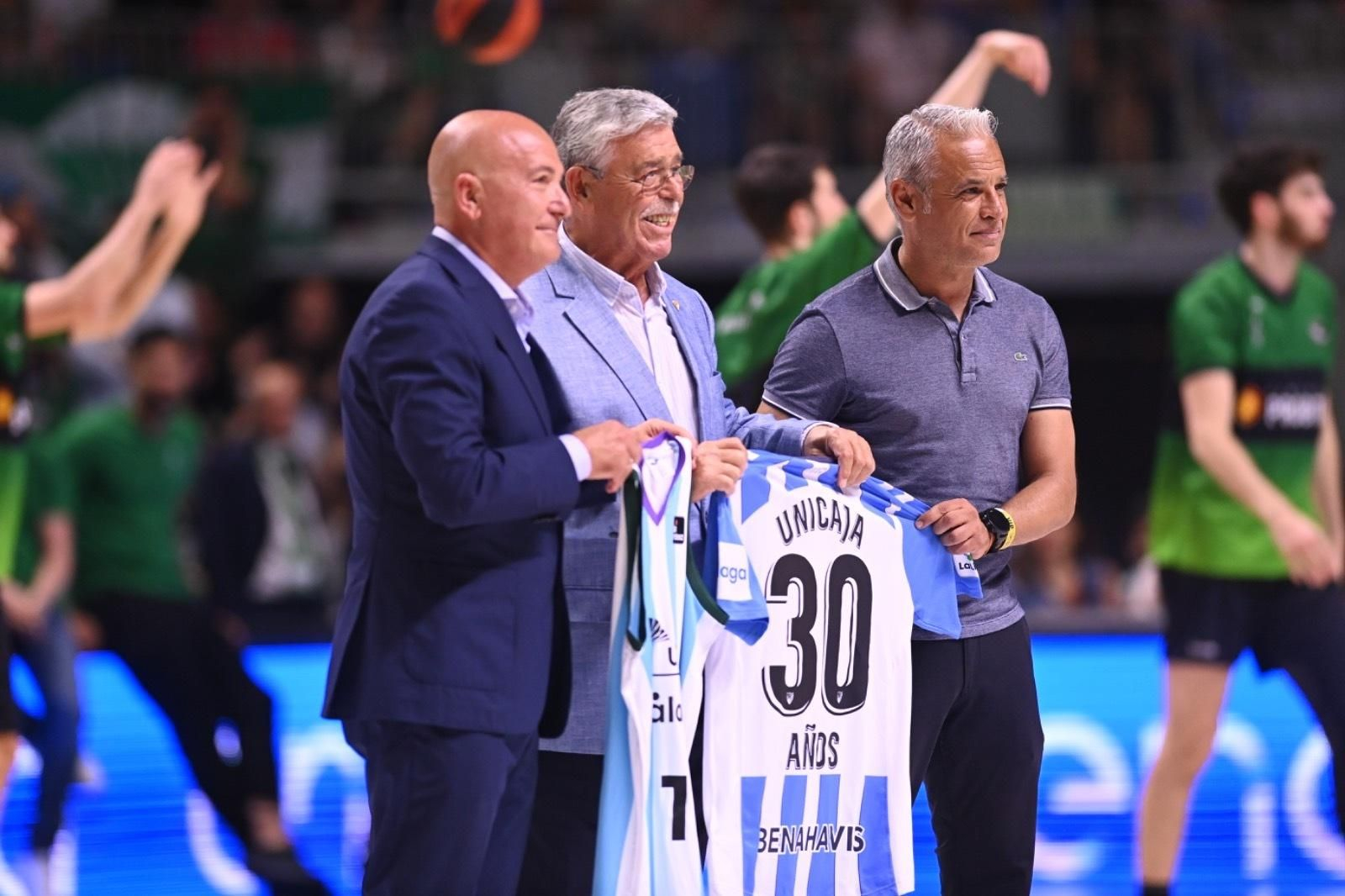 La camiseta blanquiazul del Unicaja convoca a la plana mayor del Málaga al Carpena La camiseta blanquiazul del Unicaja convoca a la plana mayor del Málaga al Carpena