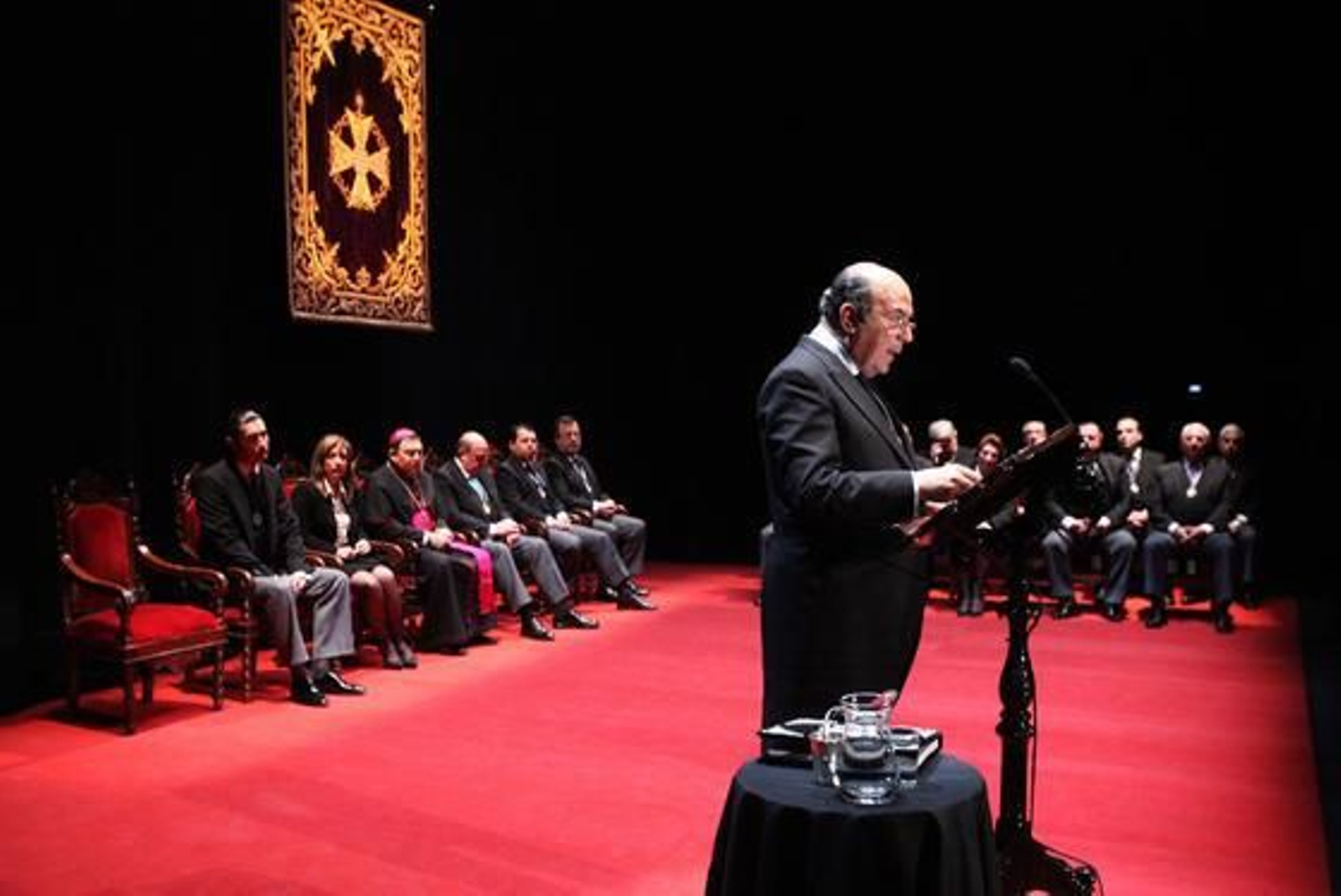 José Luis Zarzana presentando a su hijo.

Foto: Vanesa Lobo