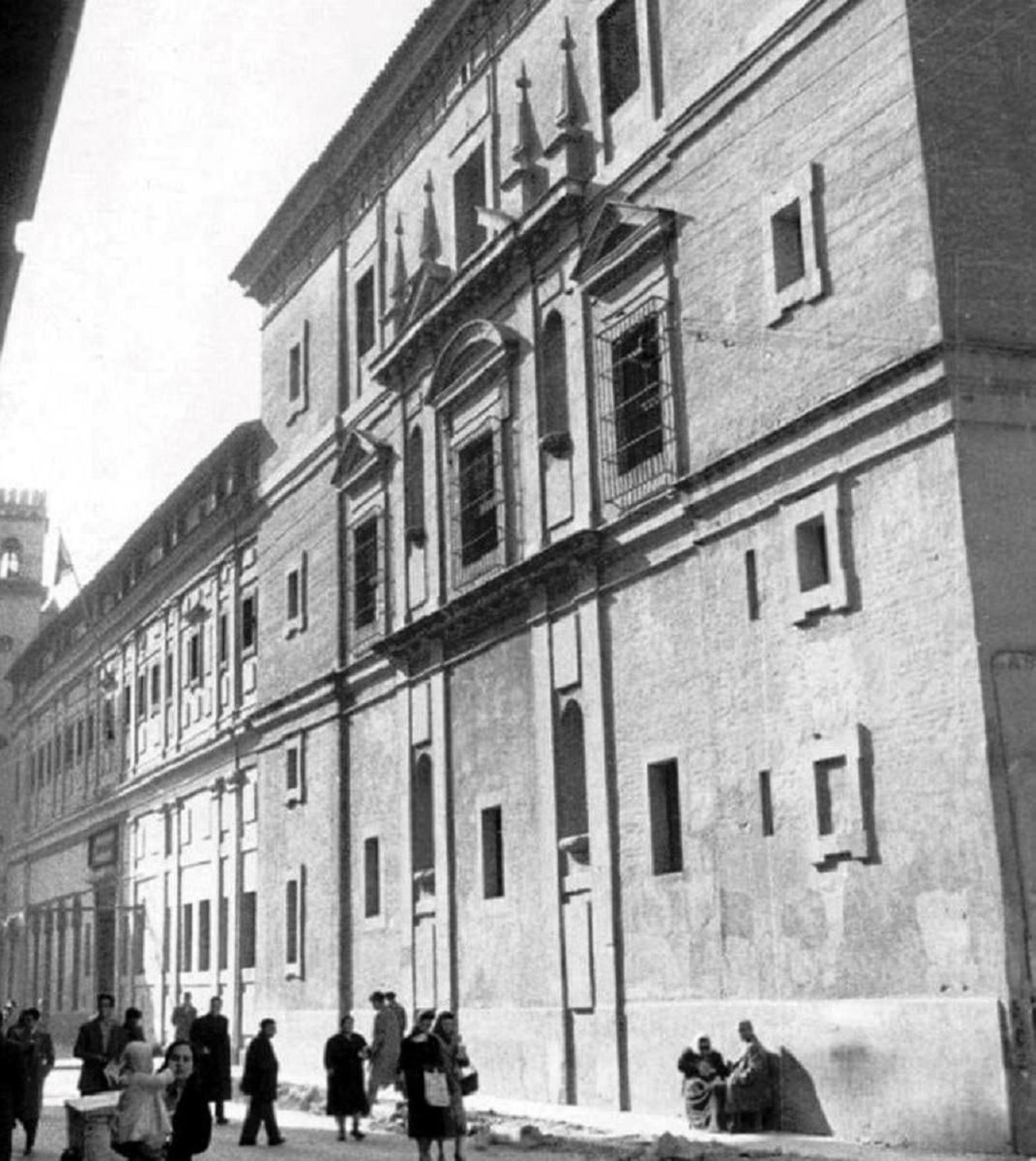 Imagen de 1950, antes del derribo del colegio, en la que se aprecia la textura del muro, reconociéndose claramente las hiladas de ladrillo.
