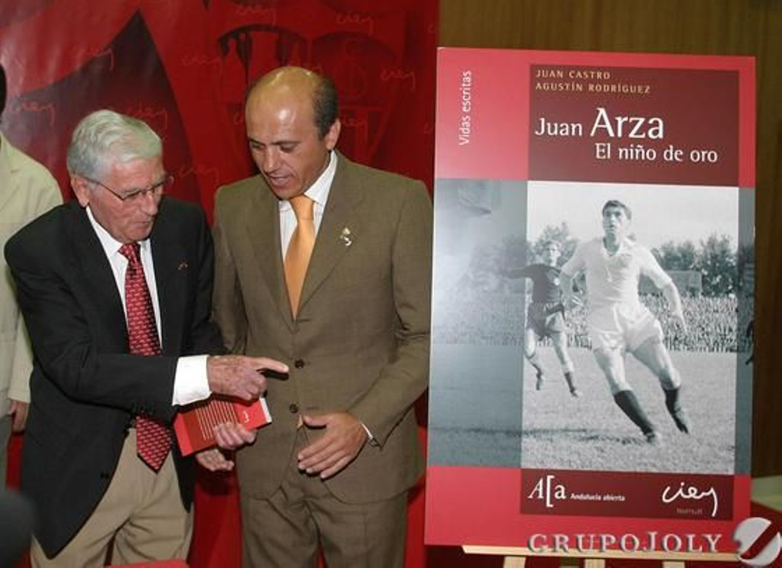 Presentación del libro 'Juan Arza , el niño de oro', de Juan  Castro y Agustín Rodríguez.

Foto: D.S.