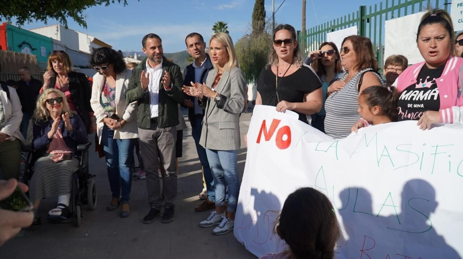 Daniel Pérez y Patricia Alba se unen a la protesta de las familias del CEIP Cayetano Bolívar.