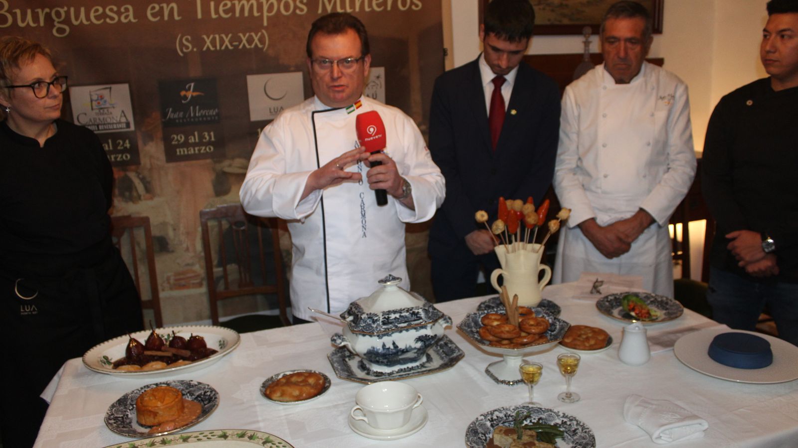 Antonio Carmona presenta sus platos.