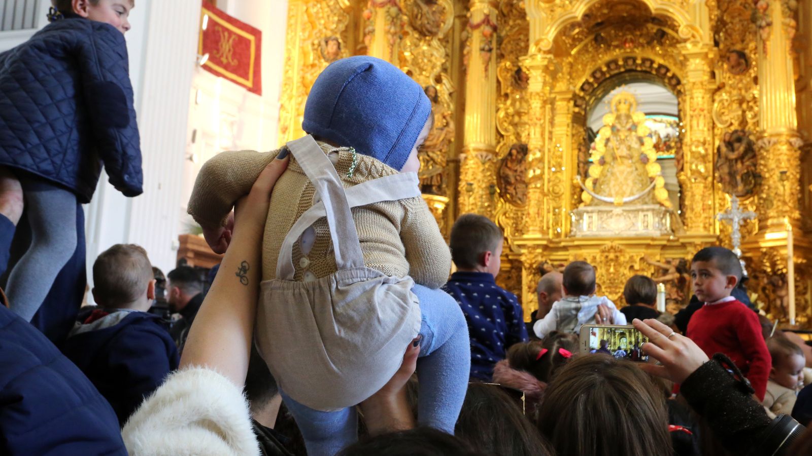 Los más pequeños serán bendecidos al pasar por el manto de la Patrona de Almonte