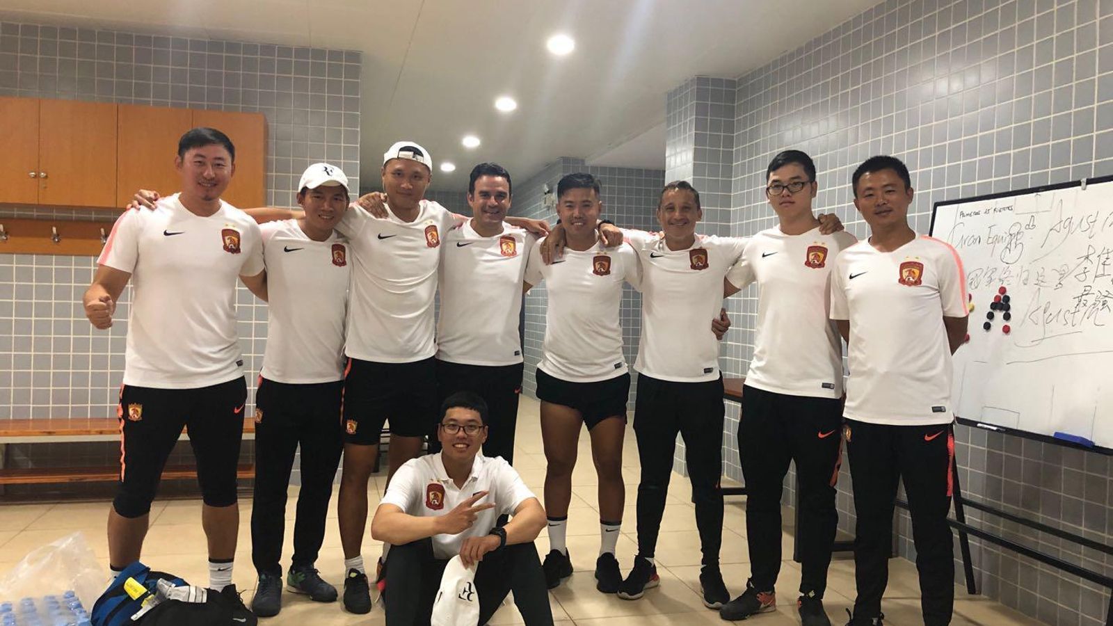 Alberto Toril junto a su cuerpo técnico en el Guangzhou U19.