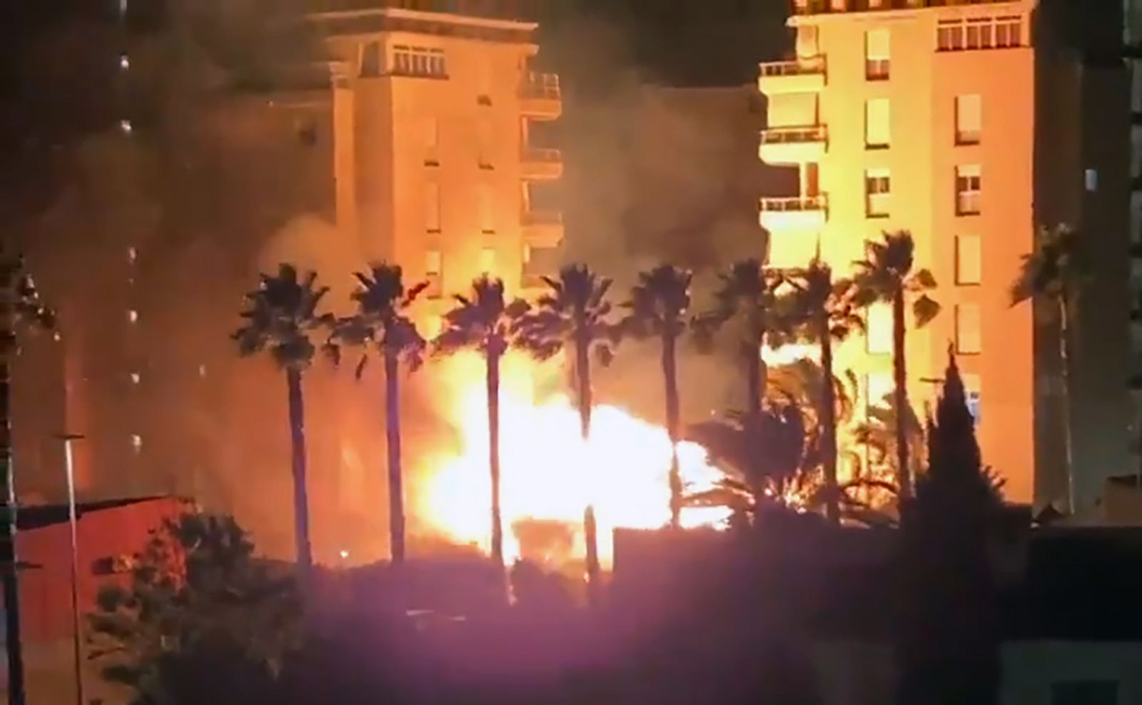 Las llamas han alcanzado varios metros de altura