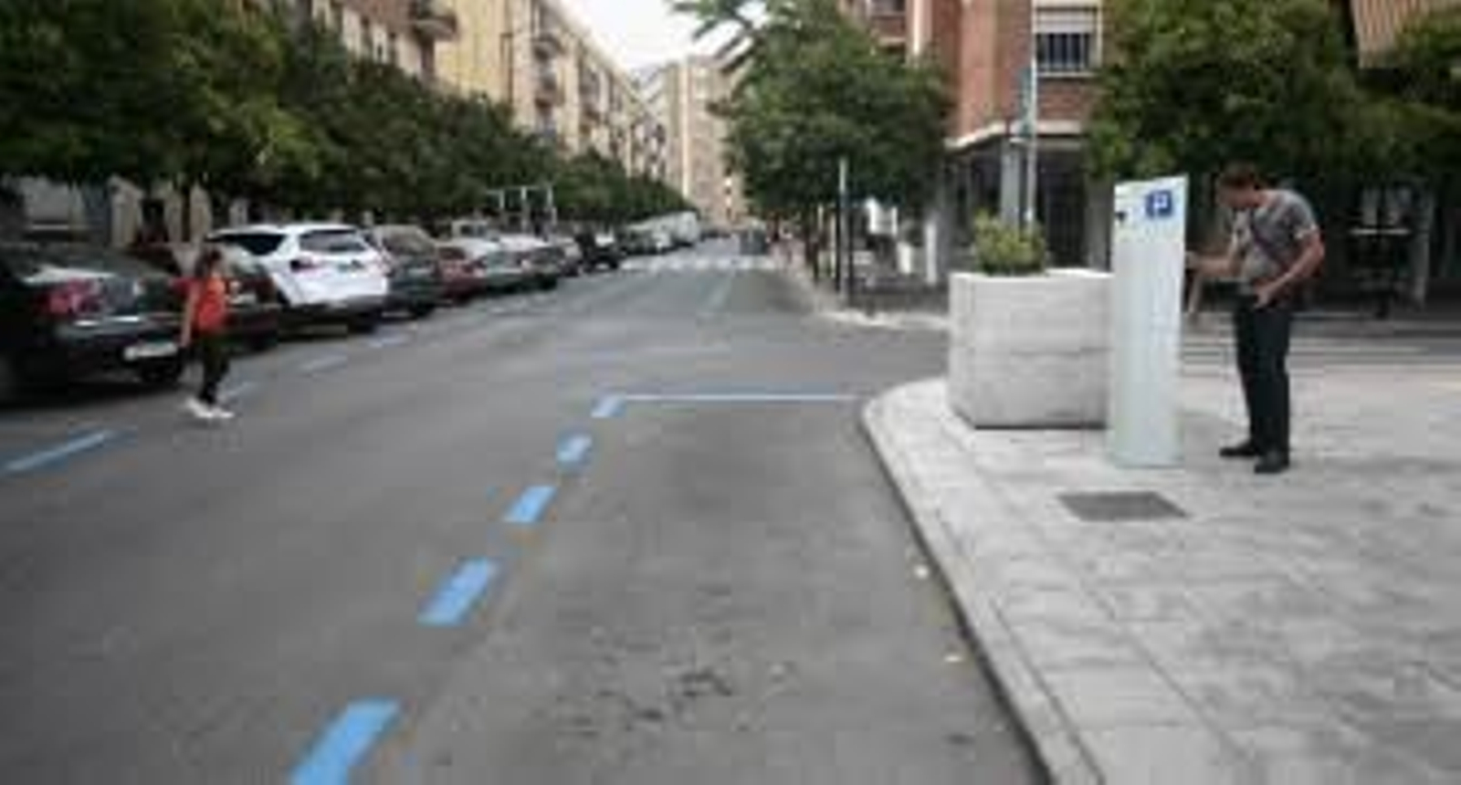 Los afectados por la implantación de la zona azul en Bami (foto de arriba) y el entorno de Luis Montoto optaron por aparcar en sitios alternativos y dejaron vacías las calles, ya pintadas de azul. / Juan Carlos Muñoz