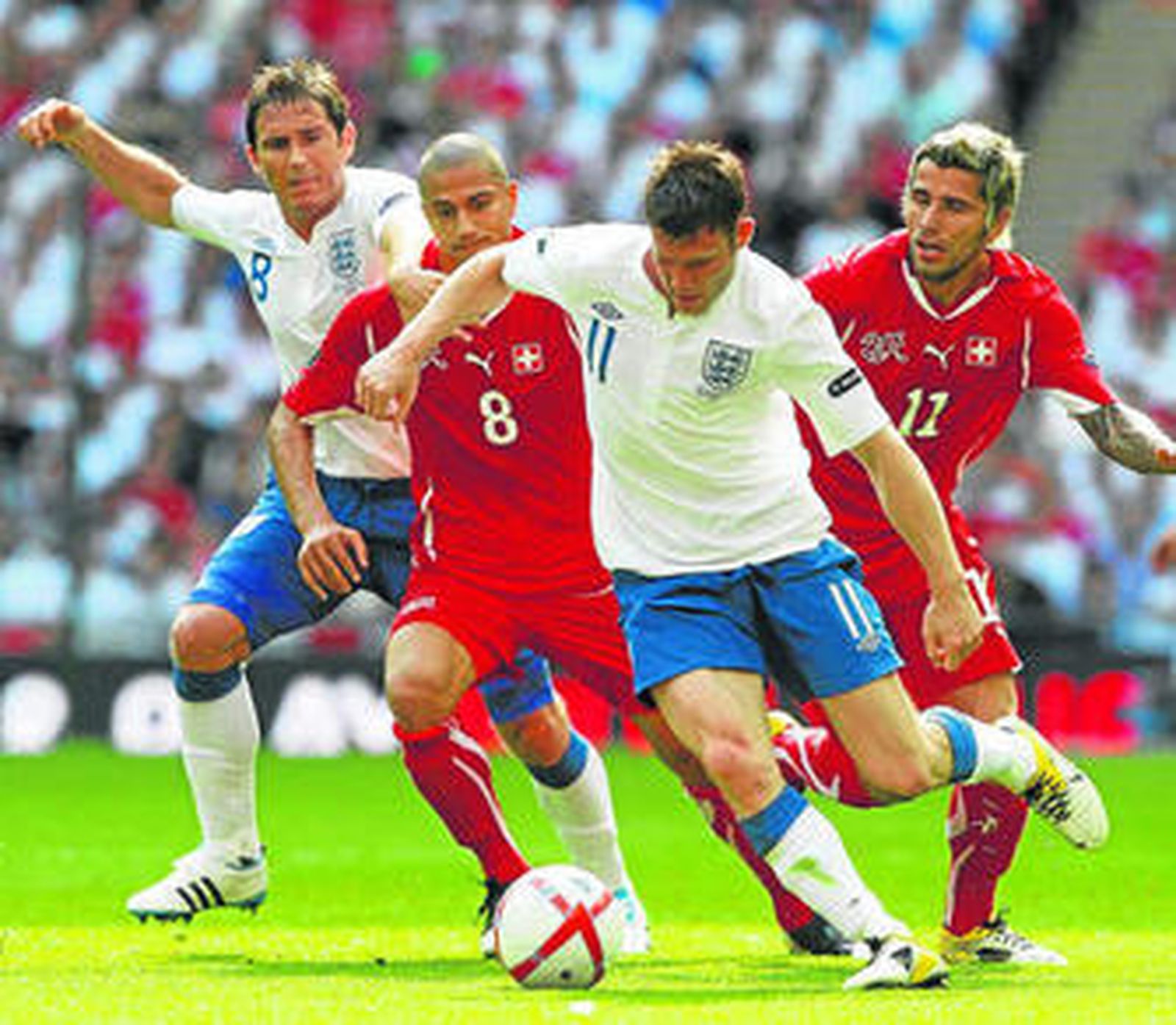 Milner intenta deshacerse del marcaje de Inler (i) y Behrami en presencia de Lampard.