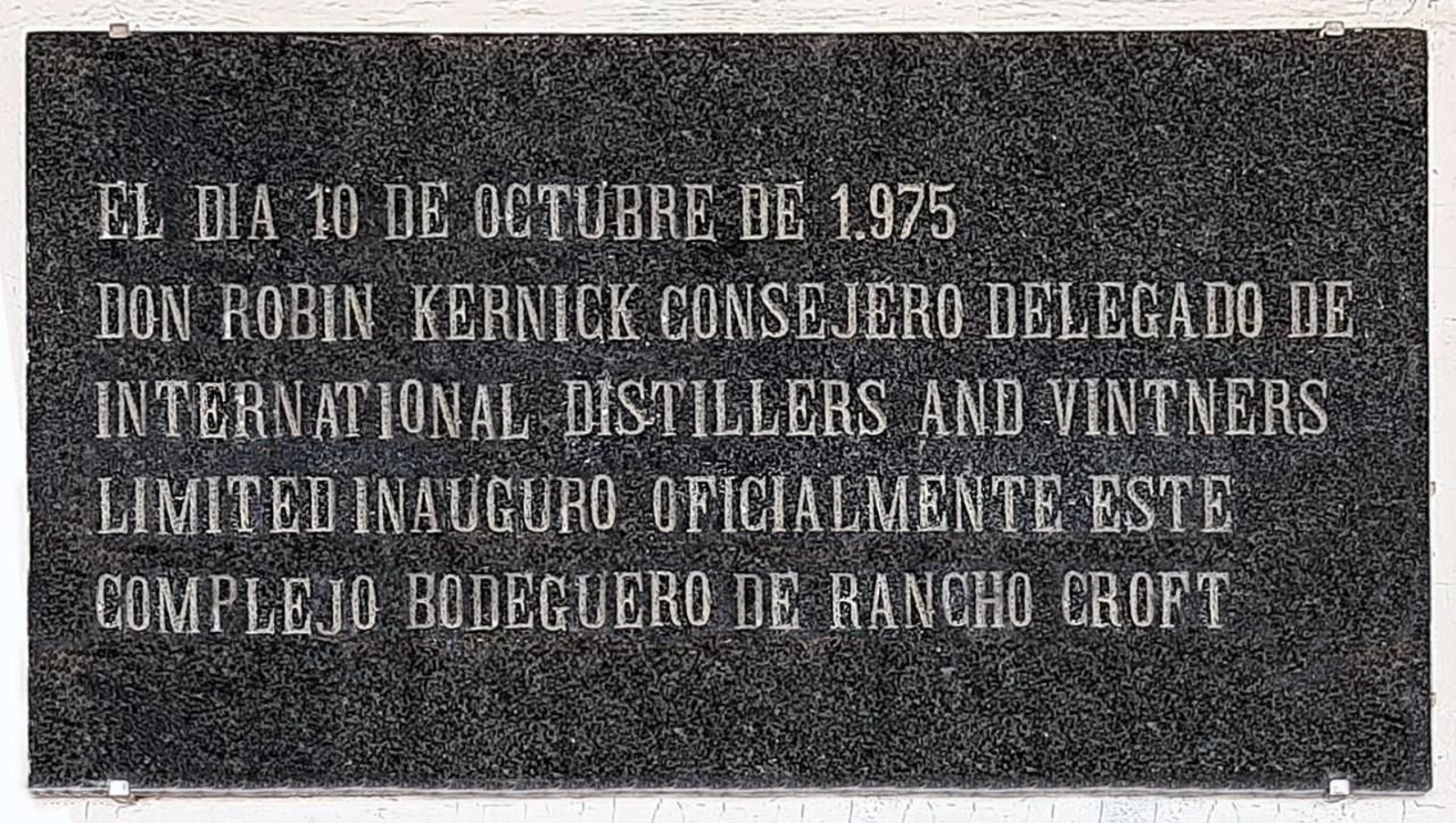 Placa de la inauguración de Croft, 10 de octubre de 1975.