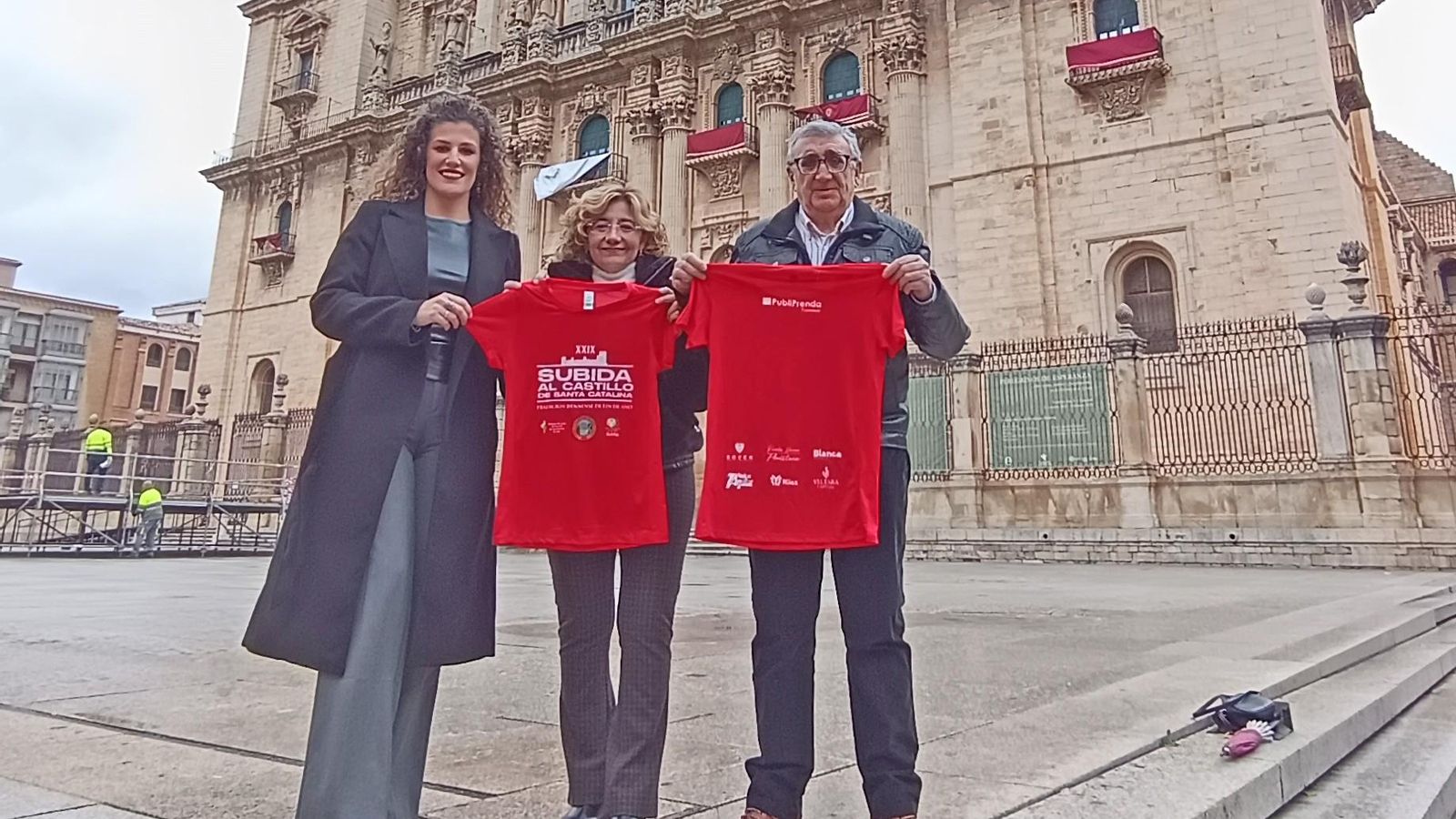 Foto de familia ante la Catedral con la camiseta conmemorativa de la prueba.