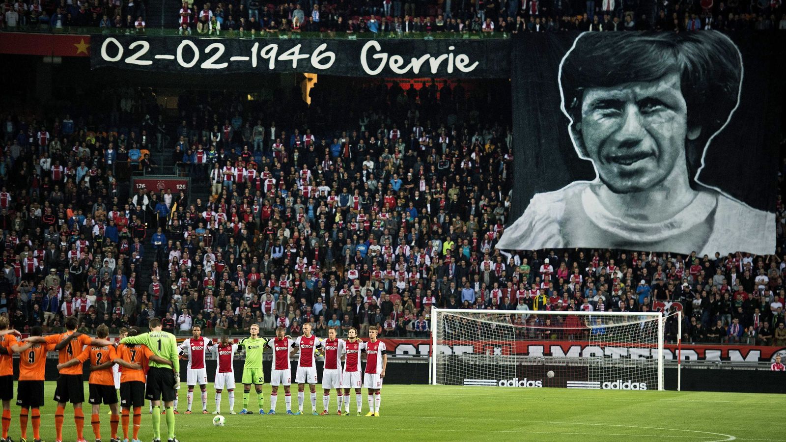 Homenaje de la afición del Ajax a Mühren.