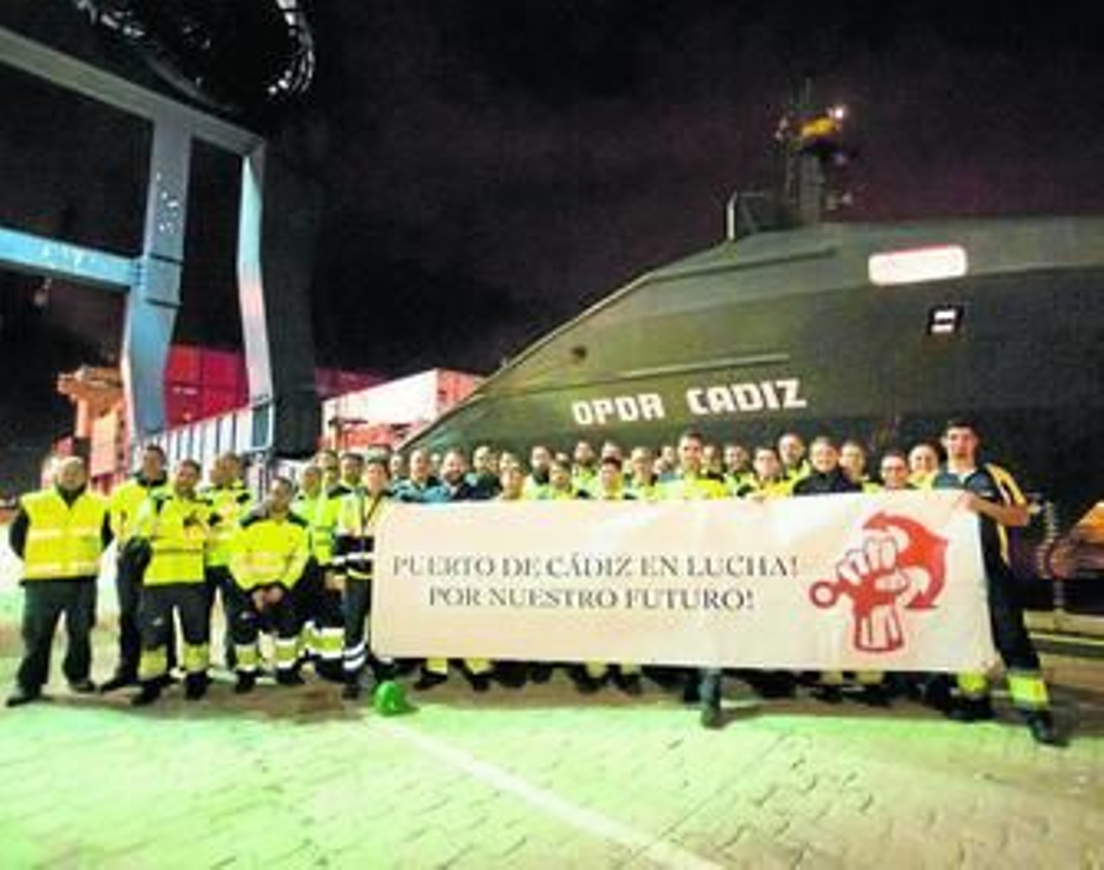 Los estibadores de Cádiz se concentraron este sábado por la mañana ante el 'OPDR Cadiz' en su última escala.