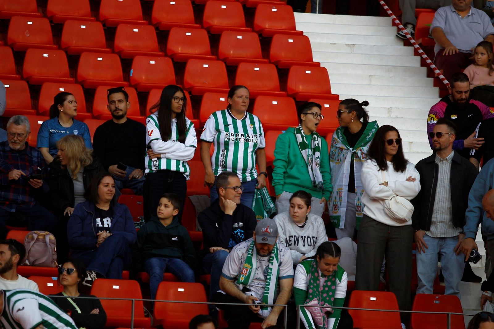 El Córdoba CF nunca camina solo: las fotos de la afición blanquiverde en Almería
