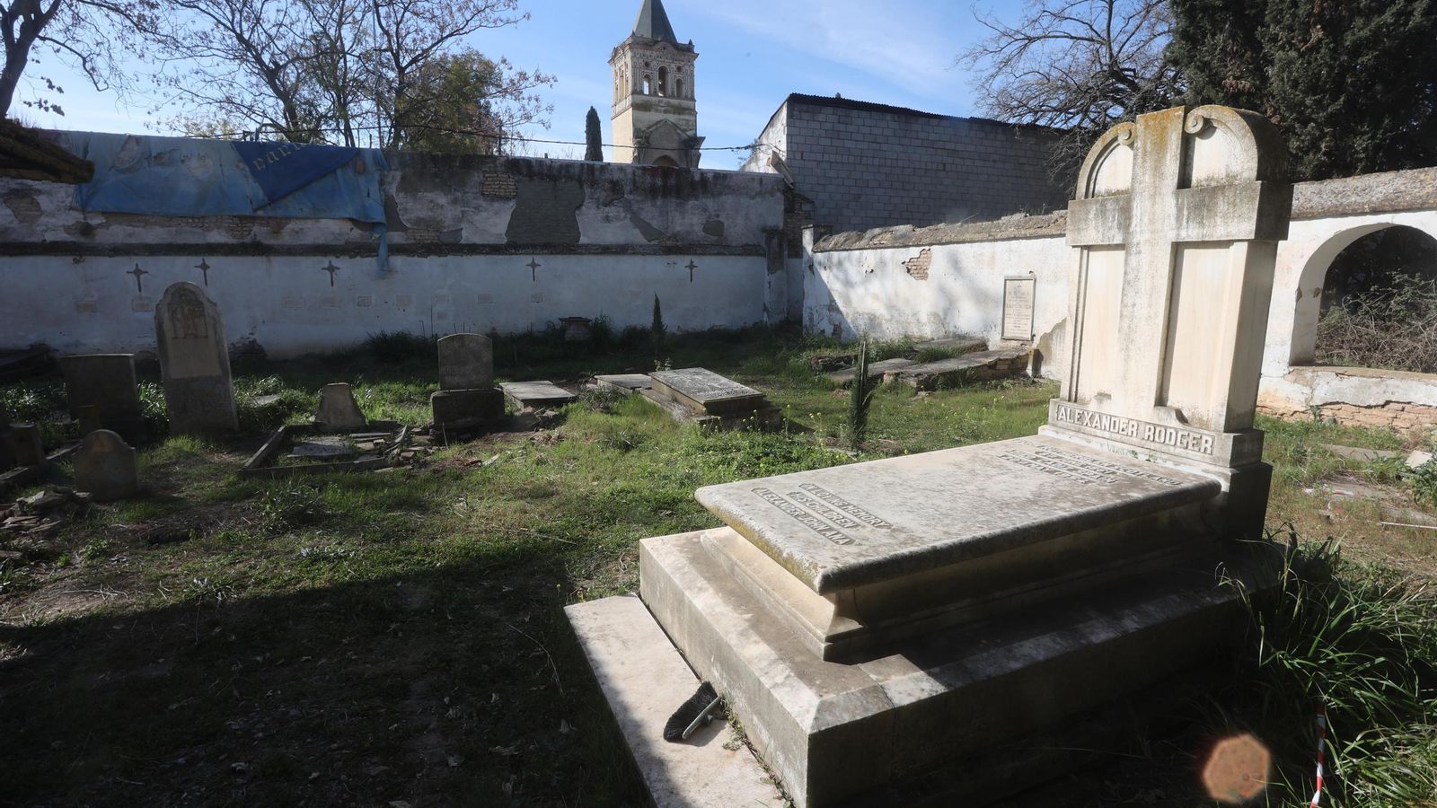 El cementerio de los Ingleses con el monasterio al fondo.