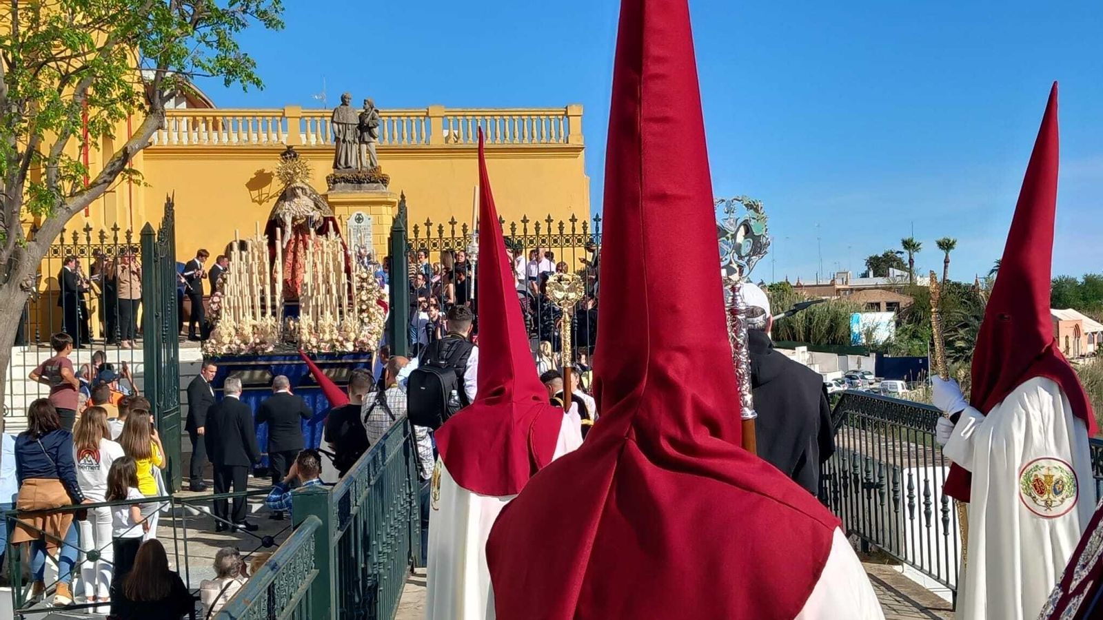 María Santísima de las Angustias, a la salida del templo.