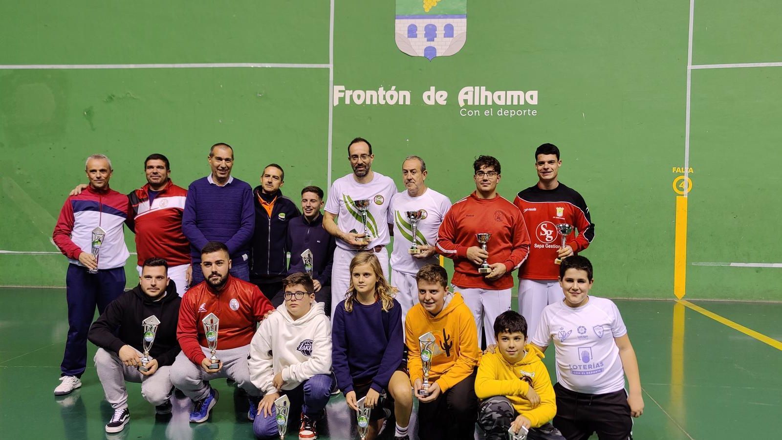 Imagen de familia de este Campeonato de Andalucía con los participantes y las autoridades presentes.