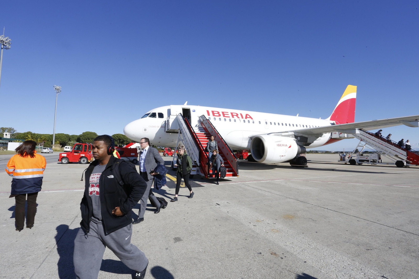 Pasajeros de un vuelo de Iberia  se dirigen a la terminal del aeropuerto de Jerez.