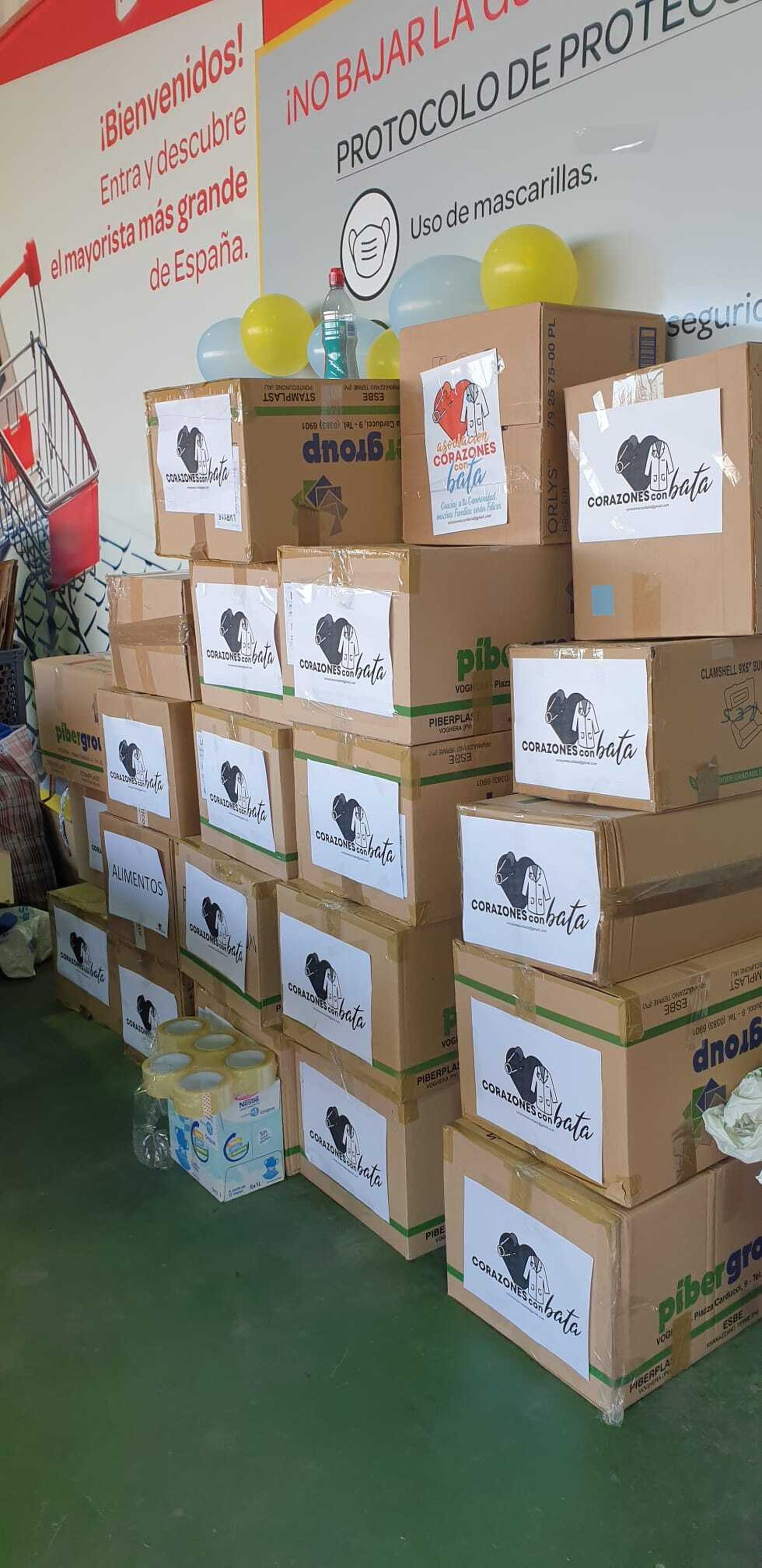 Parte de la mercancía recogida apilada en cajas.