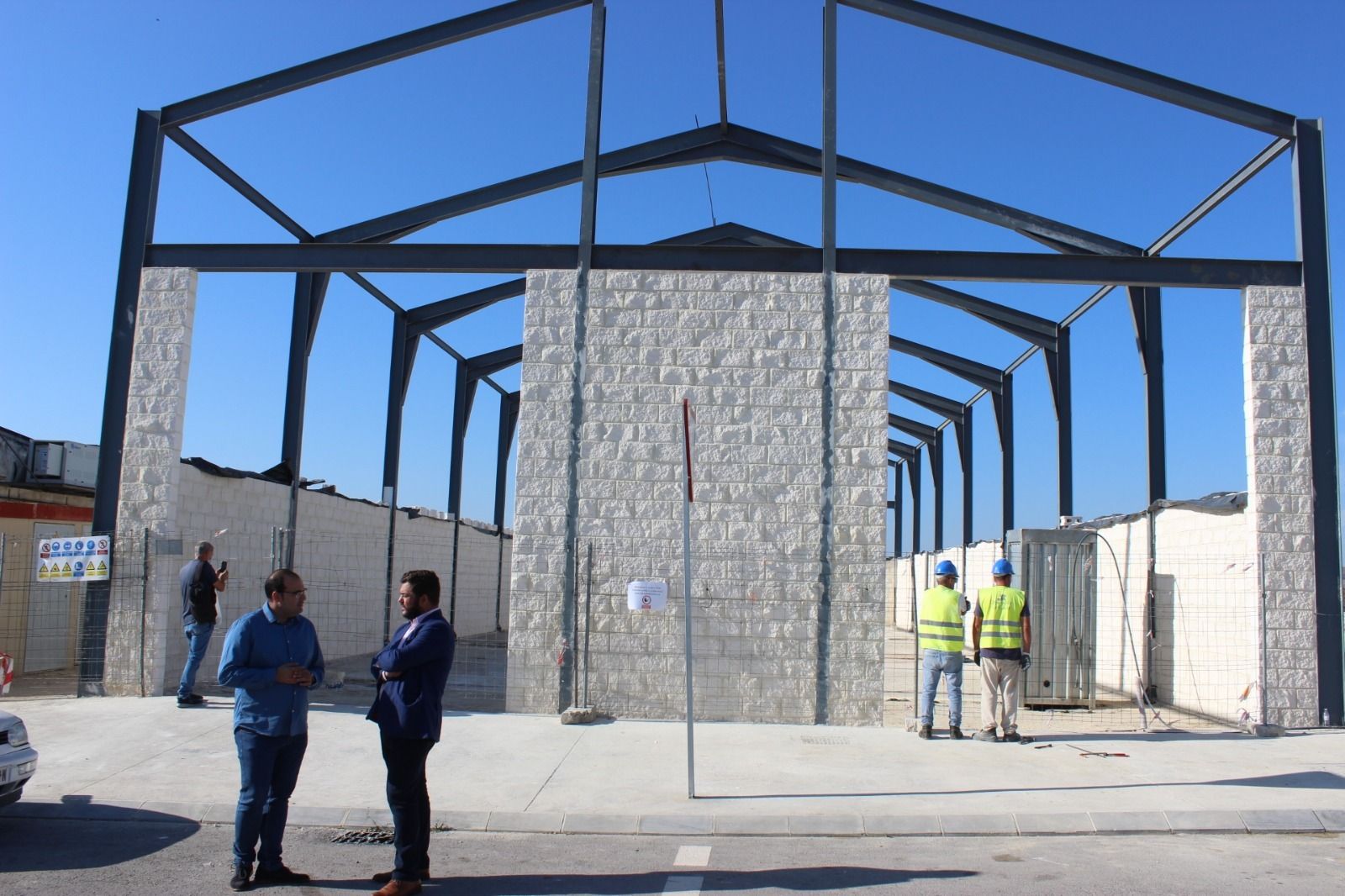 El delegado territorial, Miguel Rodríguez y el alcalde, Hugo Palomares, en la obra.